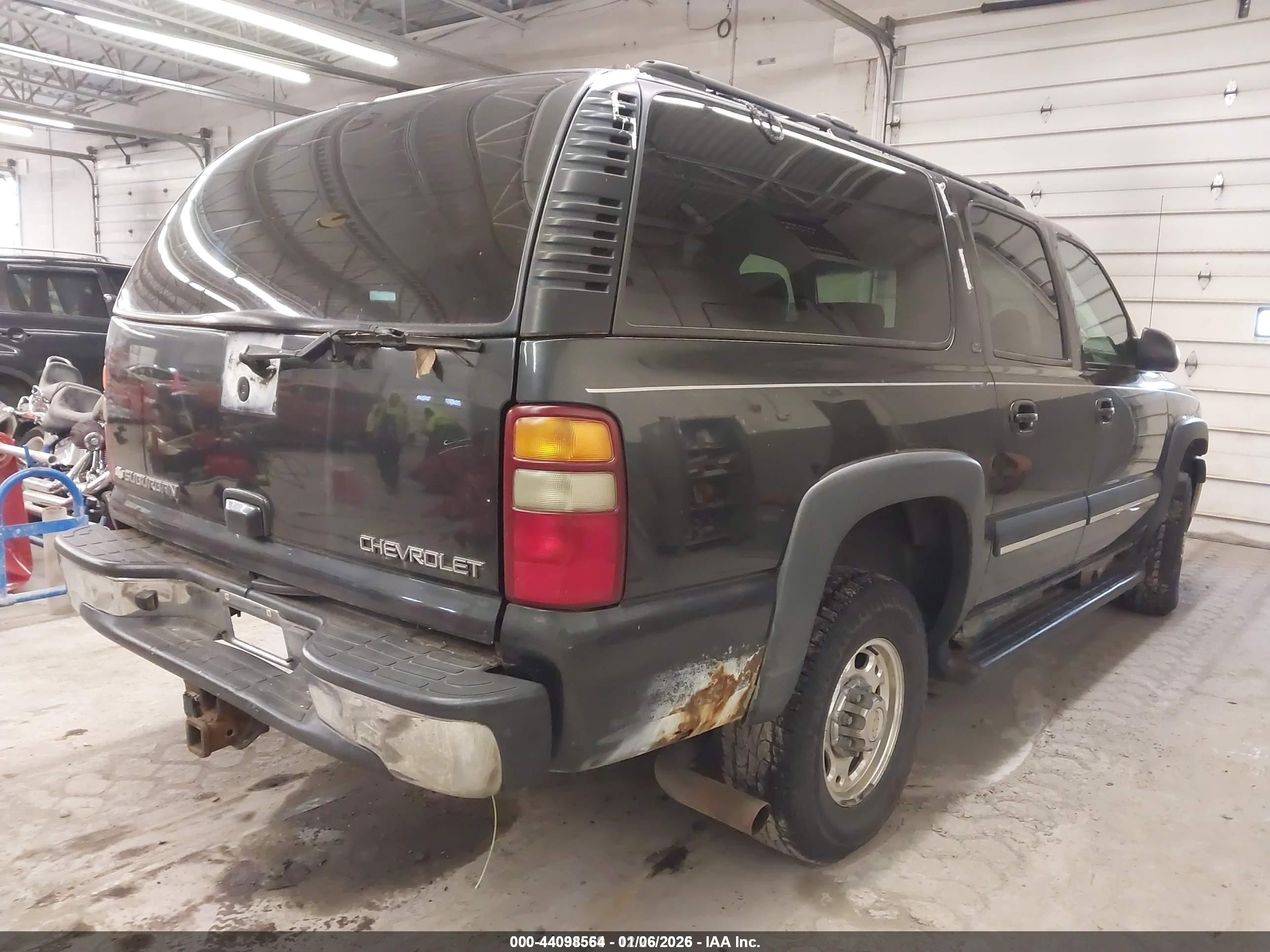 CHEVROLET SUBURBAN image 4