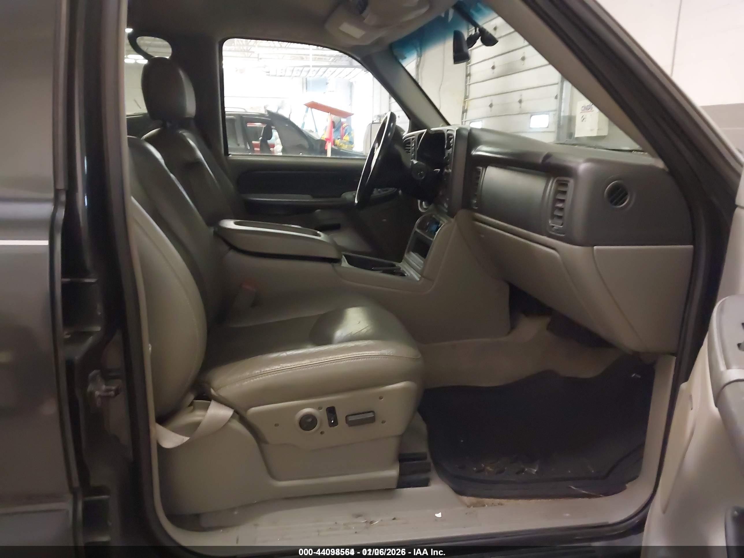 CHEVROLET SUBURBAN image 5