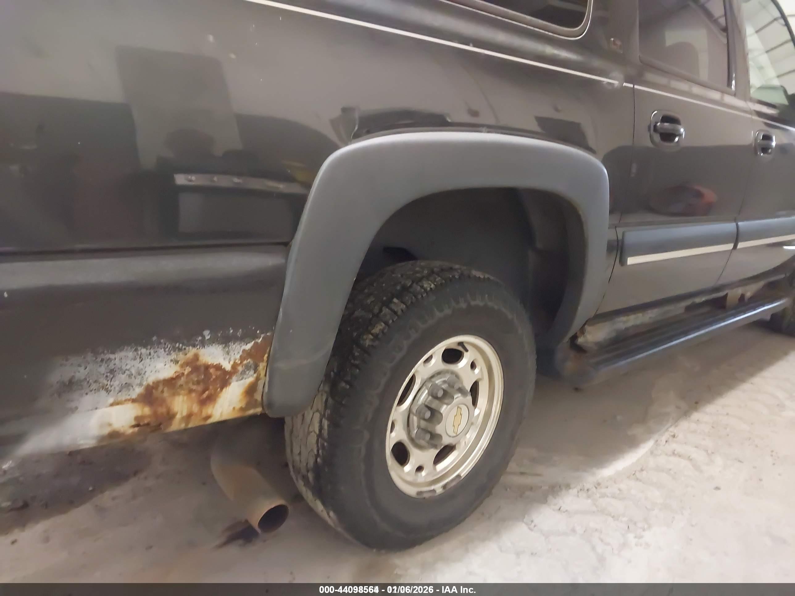 CHEVROLET SUBURBAN image 6
