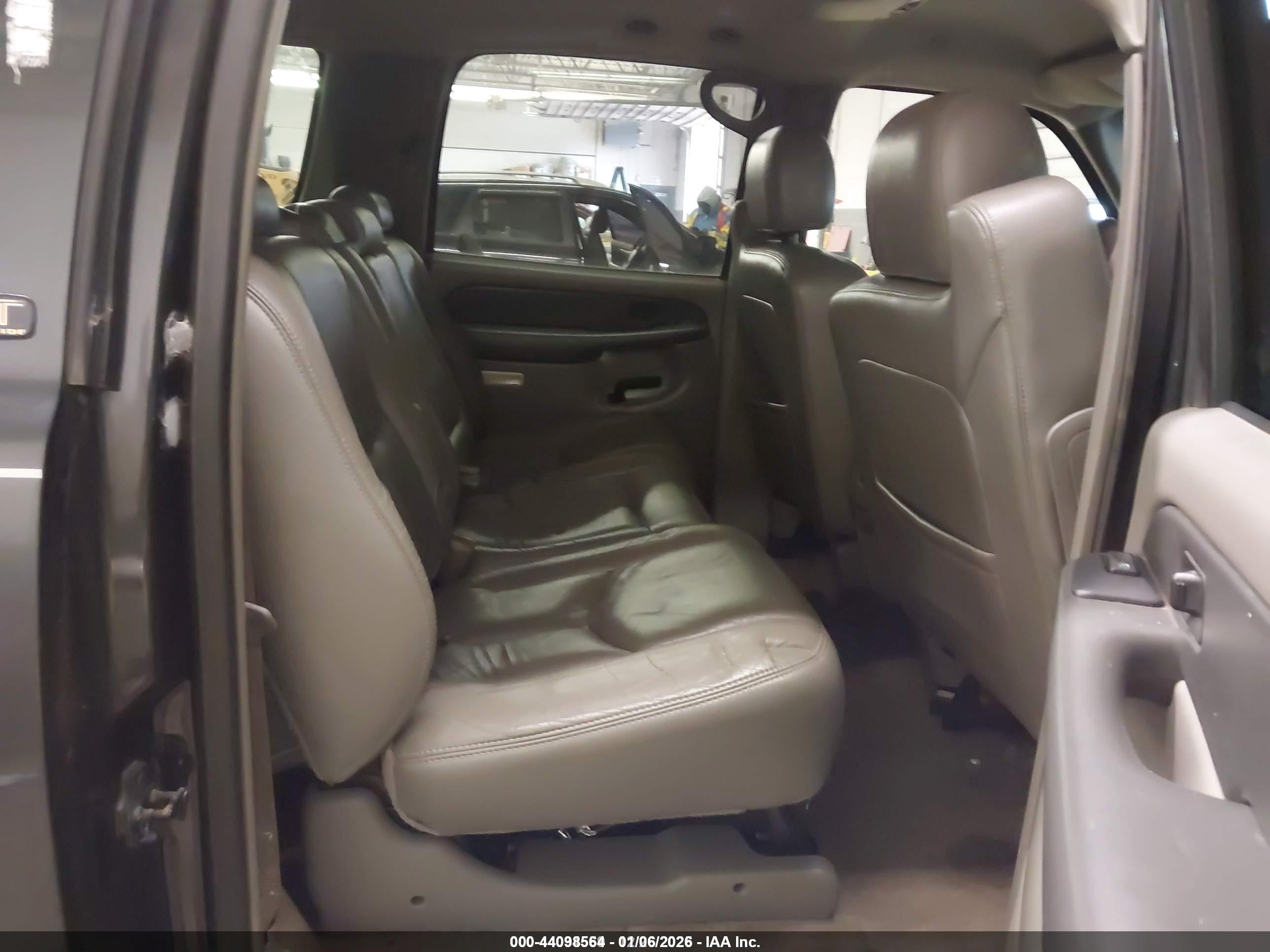 CHEVROLET SUBURBAN image 8