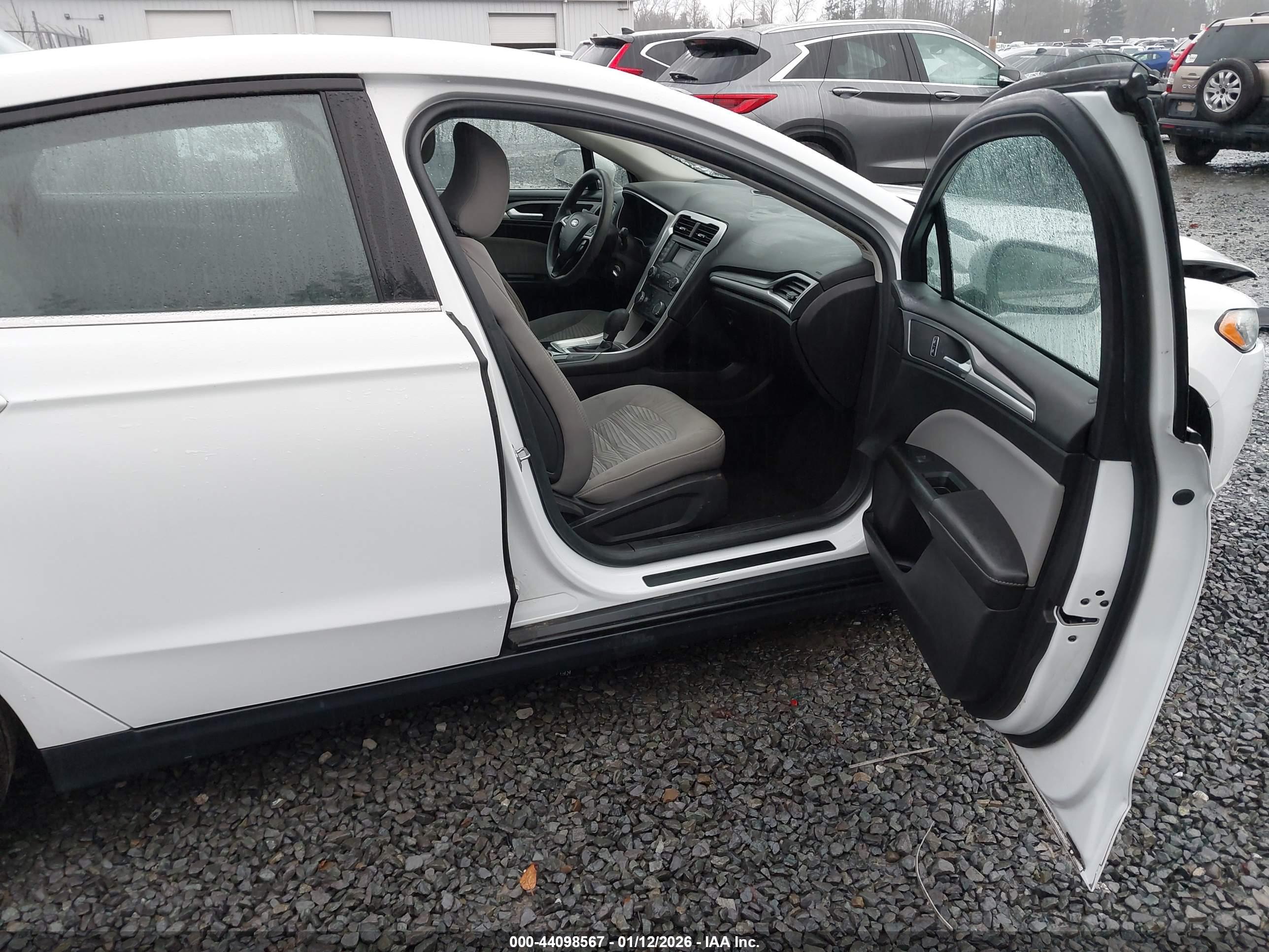 FORD FUSION image 5