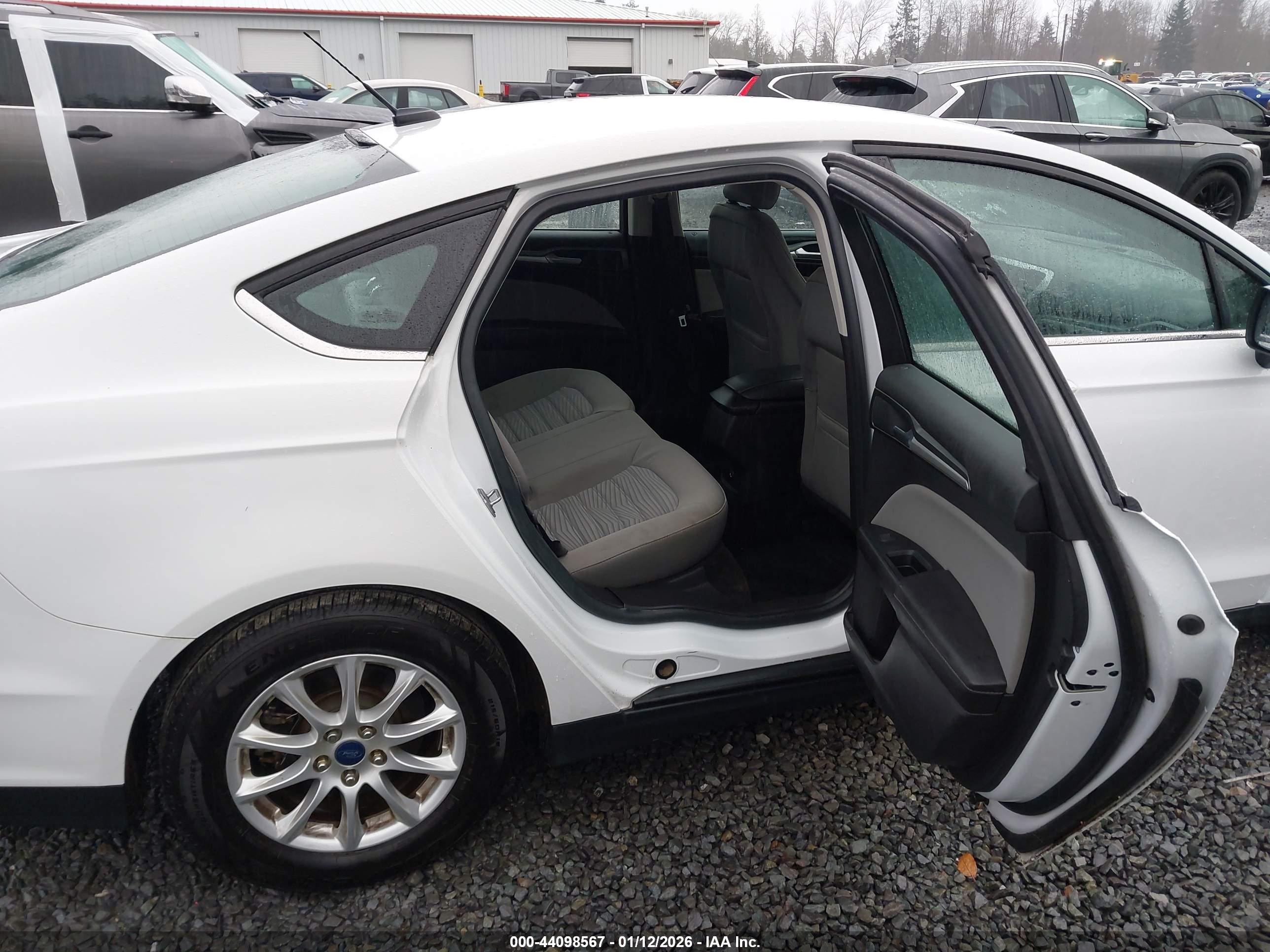 FORD FUSION image 8