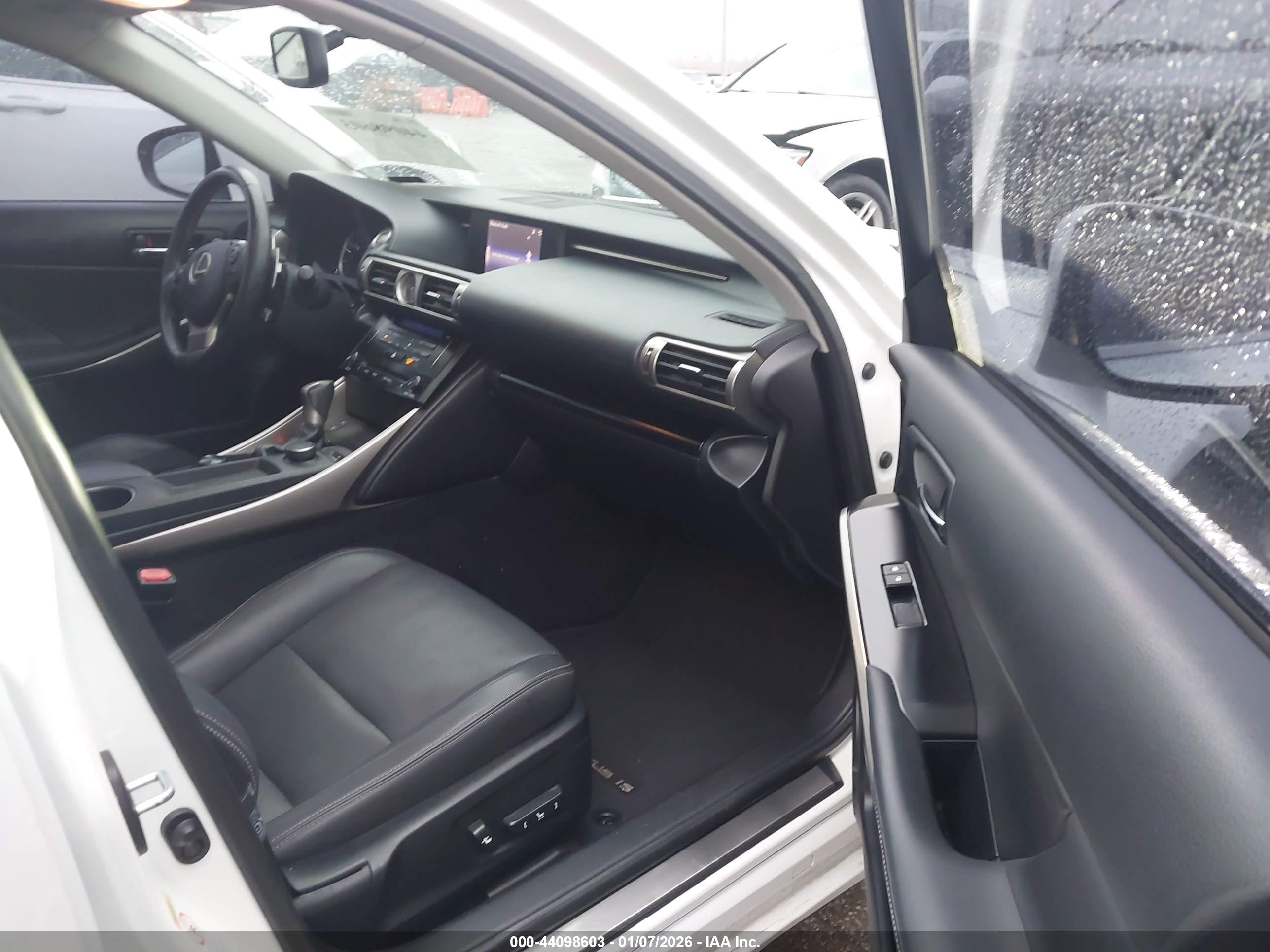 LEXUS IS image 5