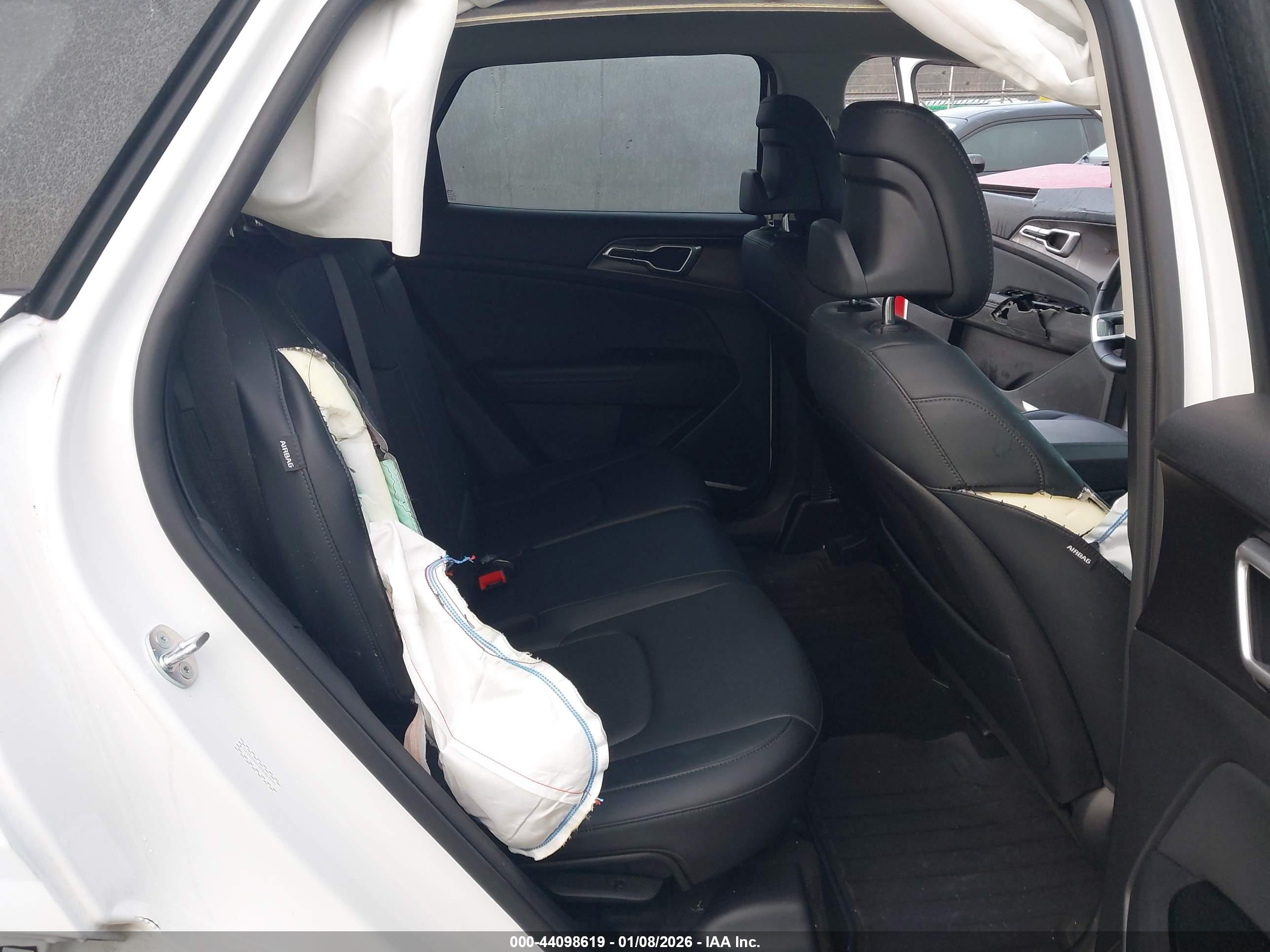 KIA SPORTAGE image 8