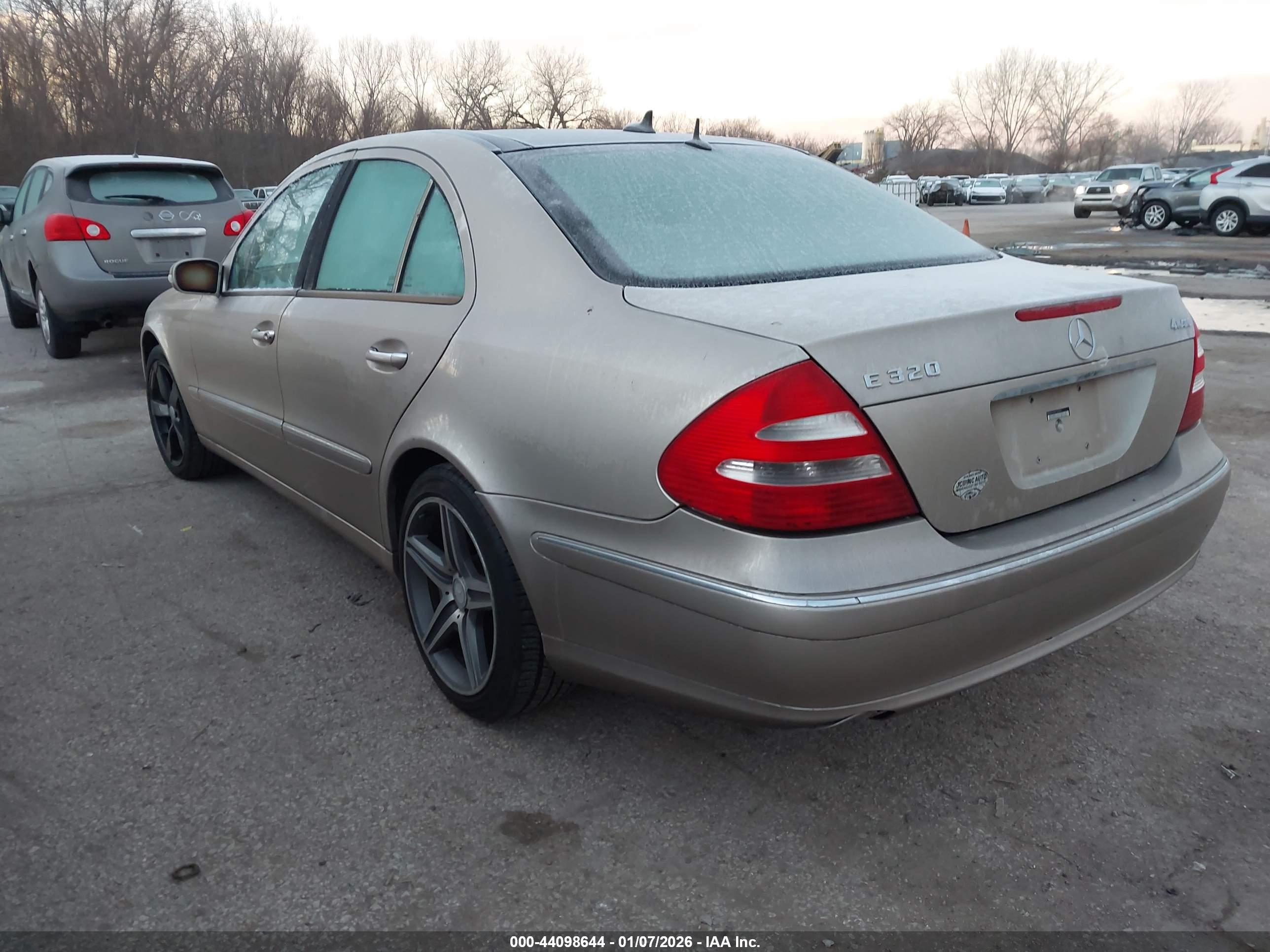 MERCEDES-BENZ E image 3