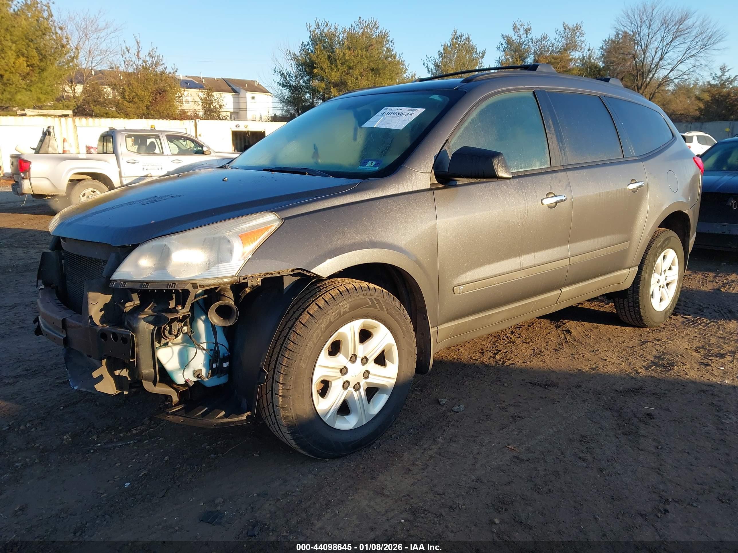 CHEVROLET TRAVERSE image 2