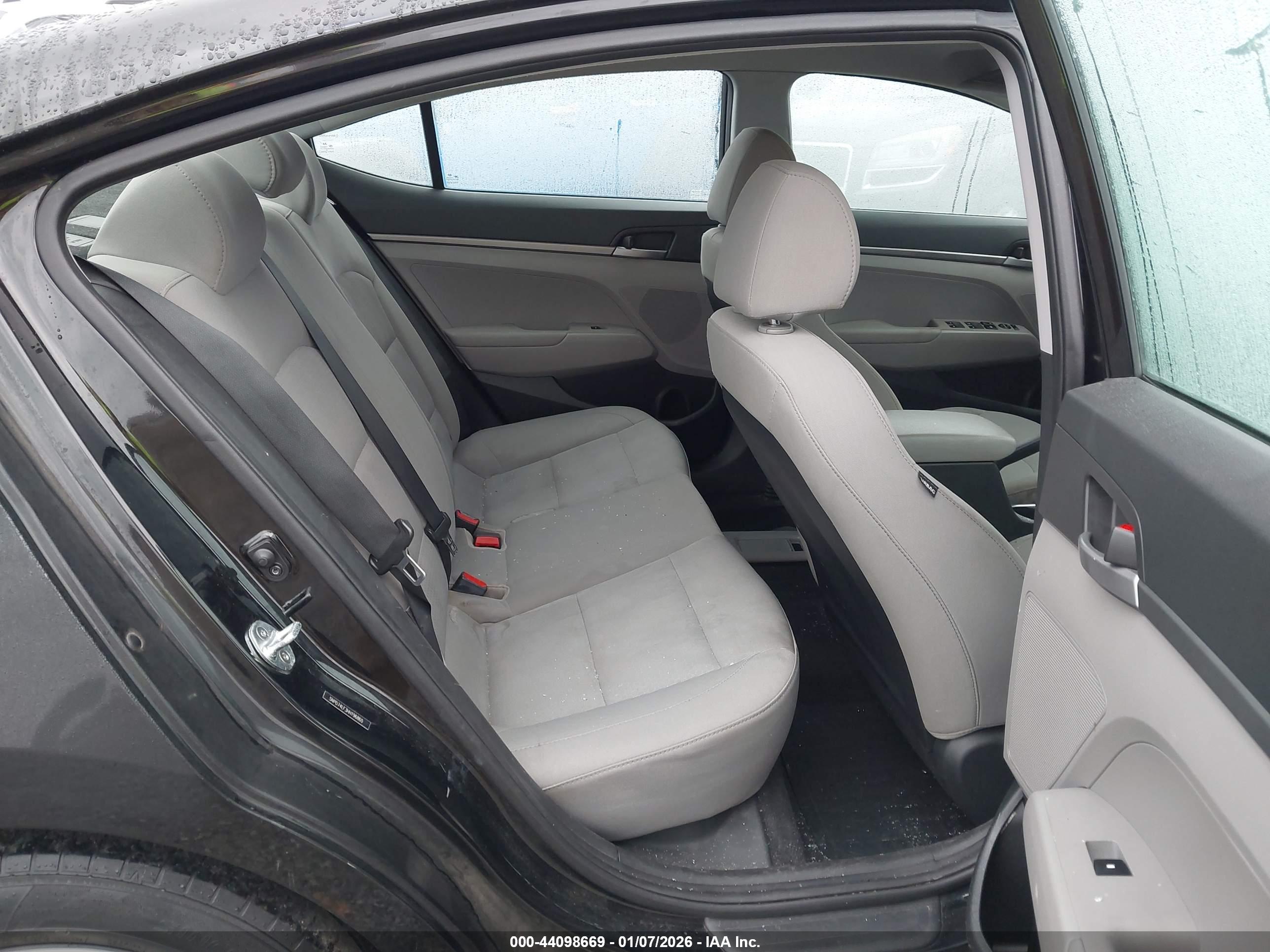 HYUNDAI ELANTRA image 8