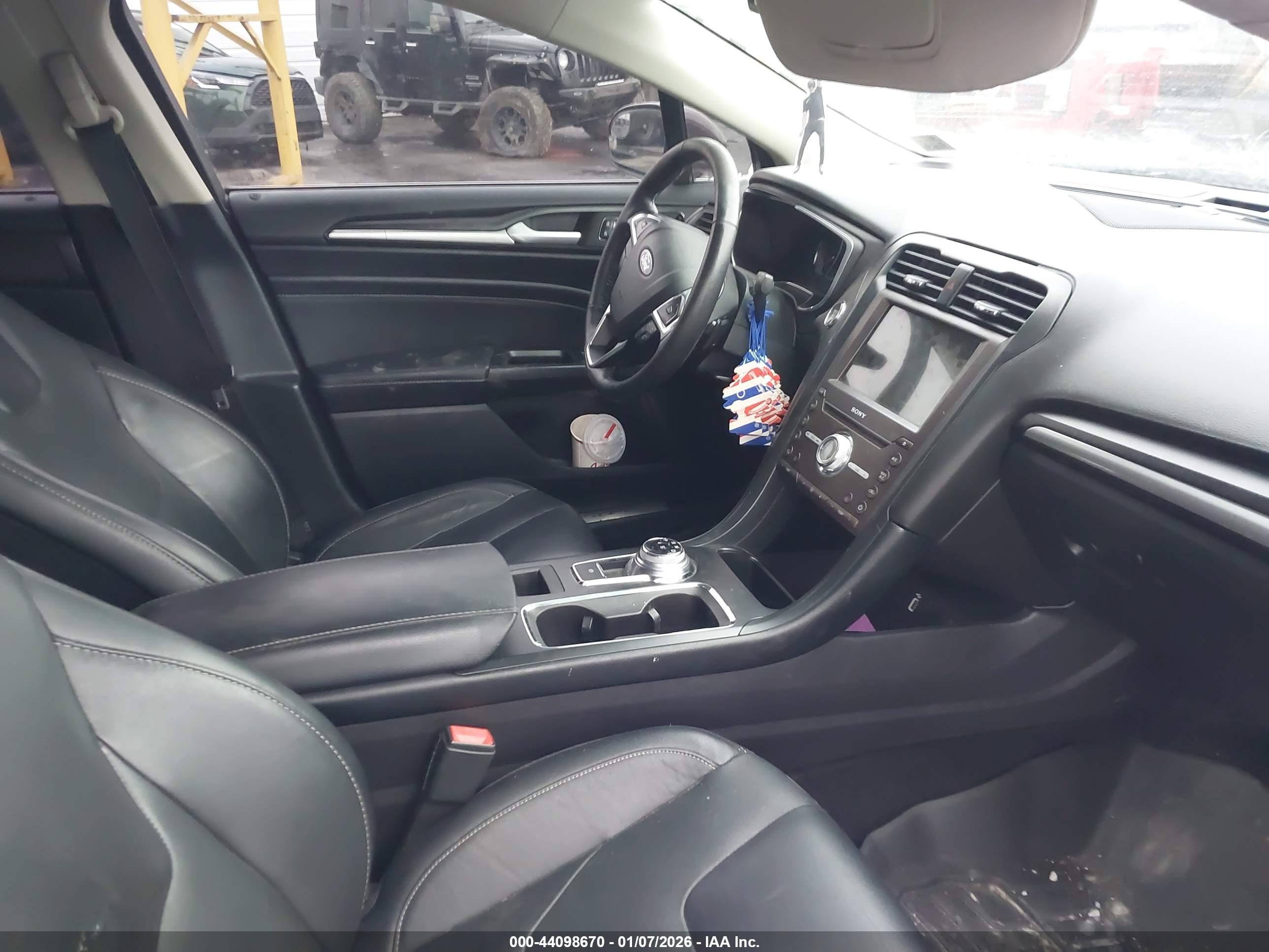 FORD FUSION image 5