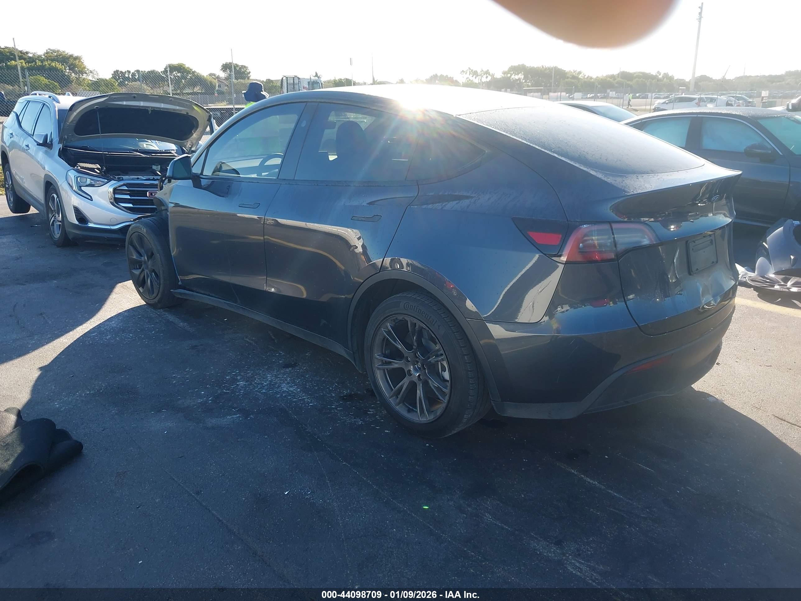TESLA MODEL image 3