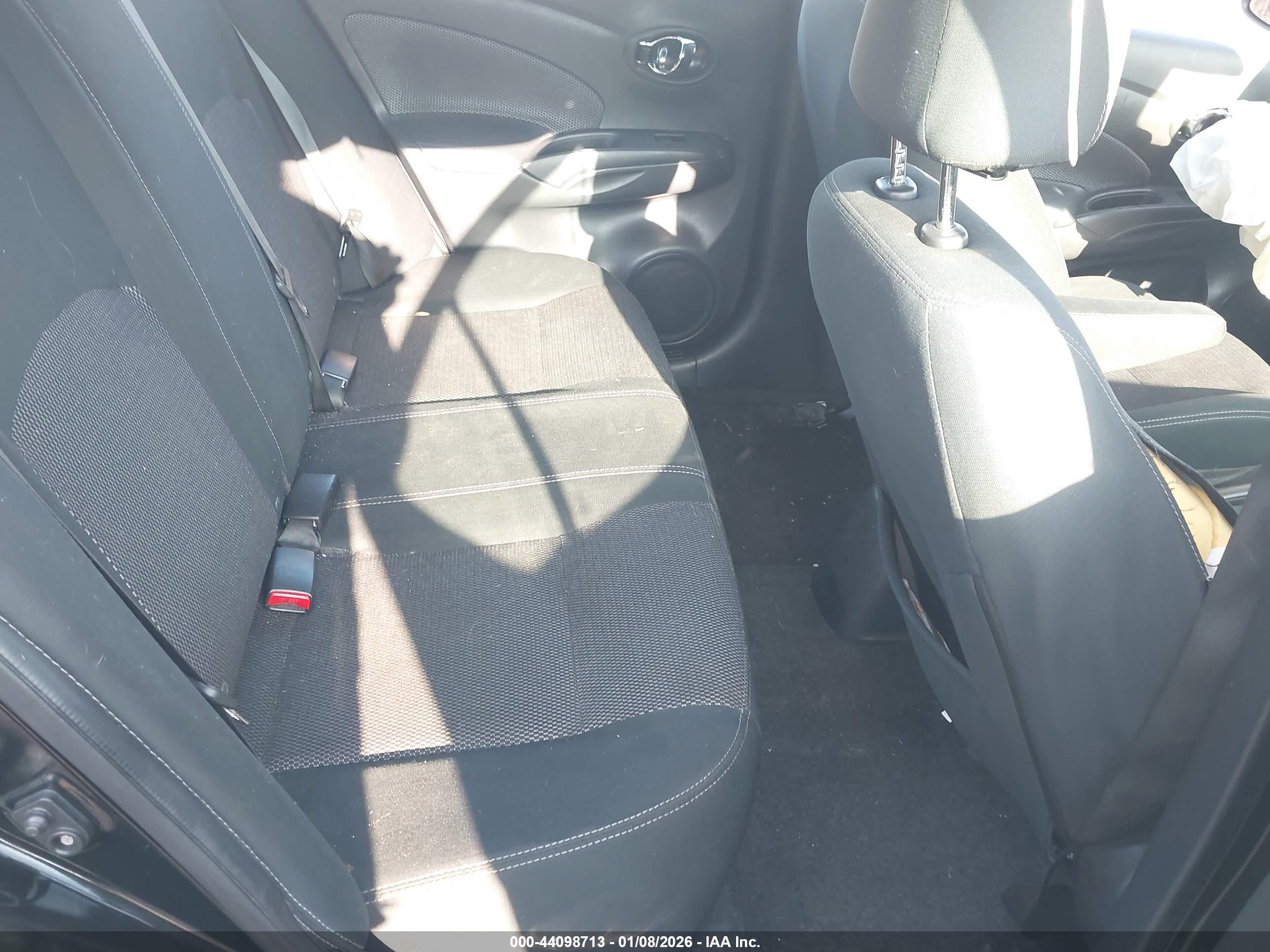 NISSAN VERSA image 8