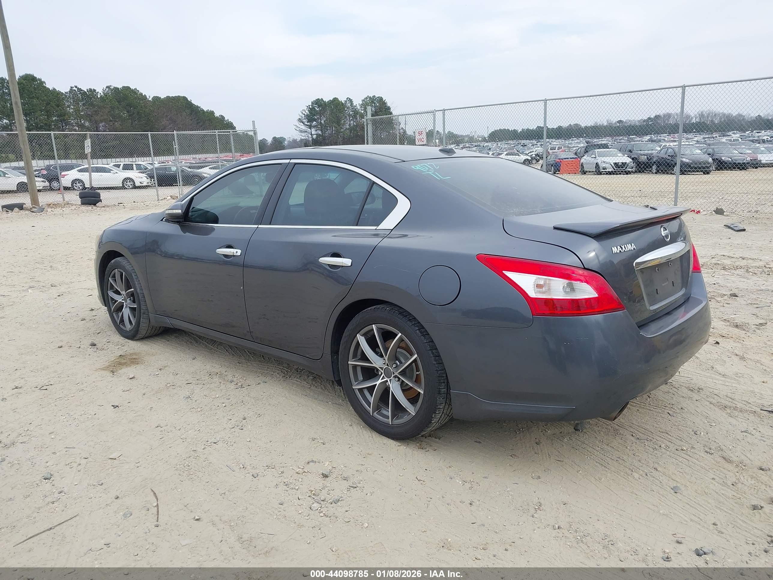 NISSAN MAXIMA image 3