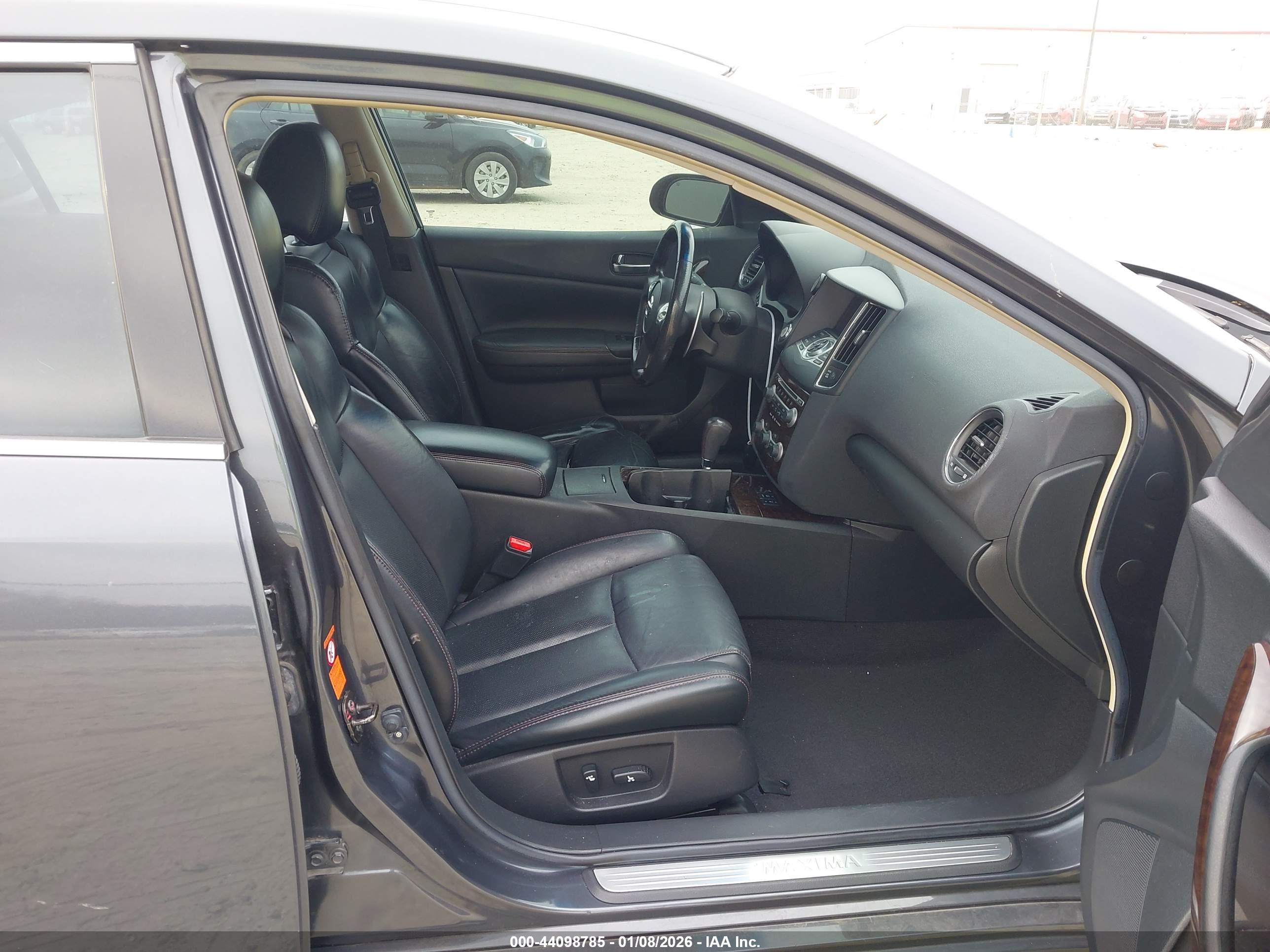 NISSAN MAXIMA image 5