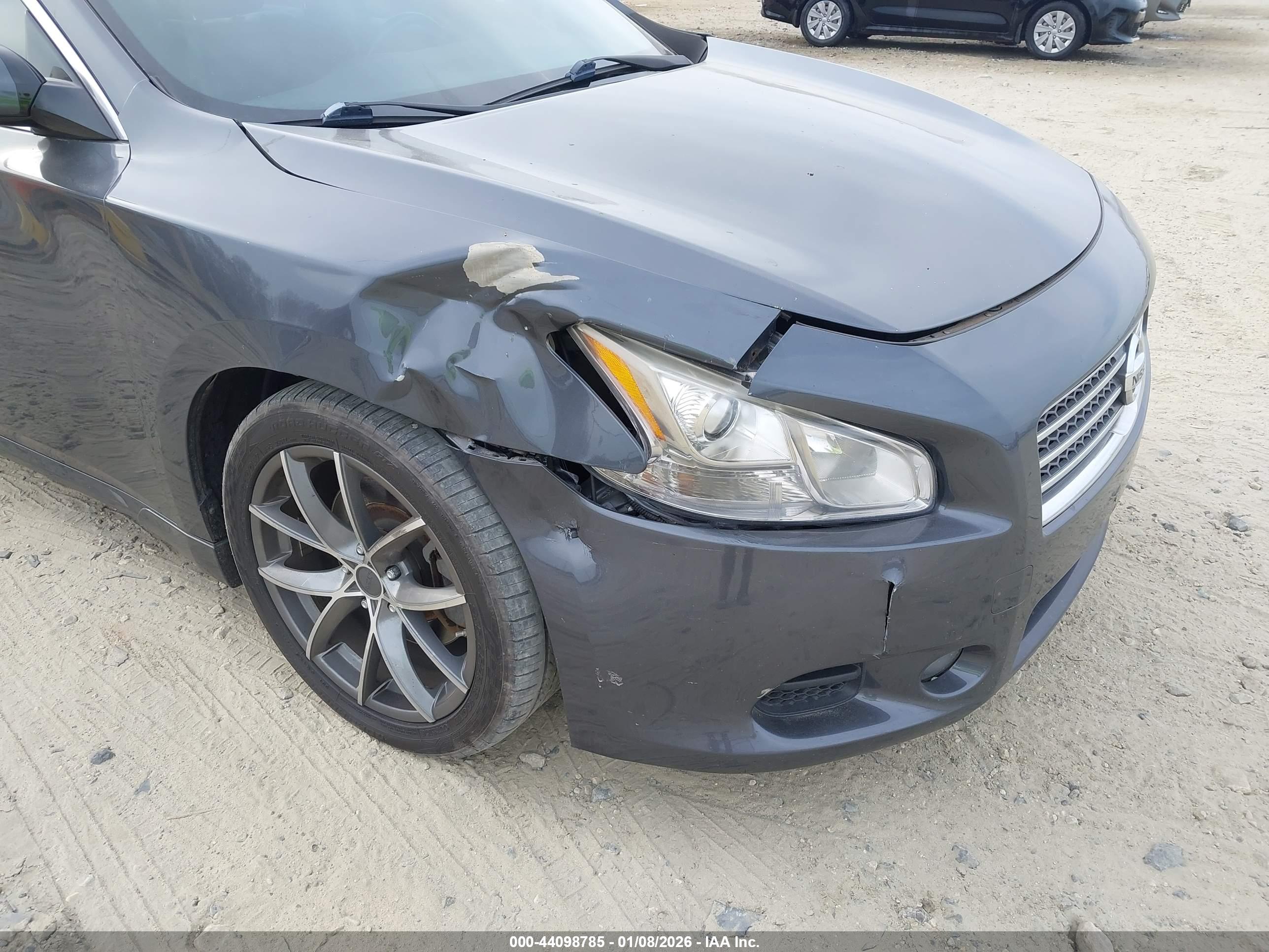 NISSAN MAXIMA image 6