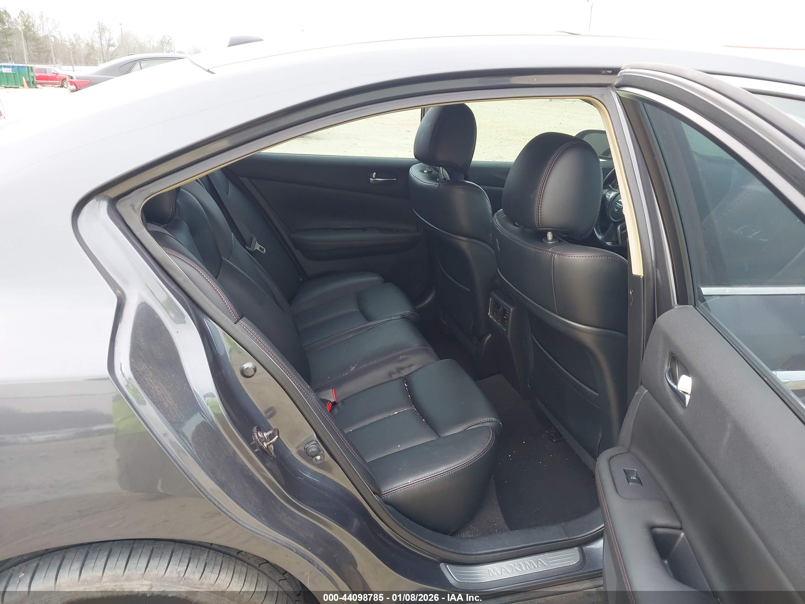 NISSAN MAXIMA image 8