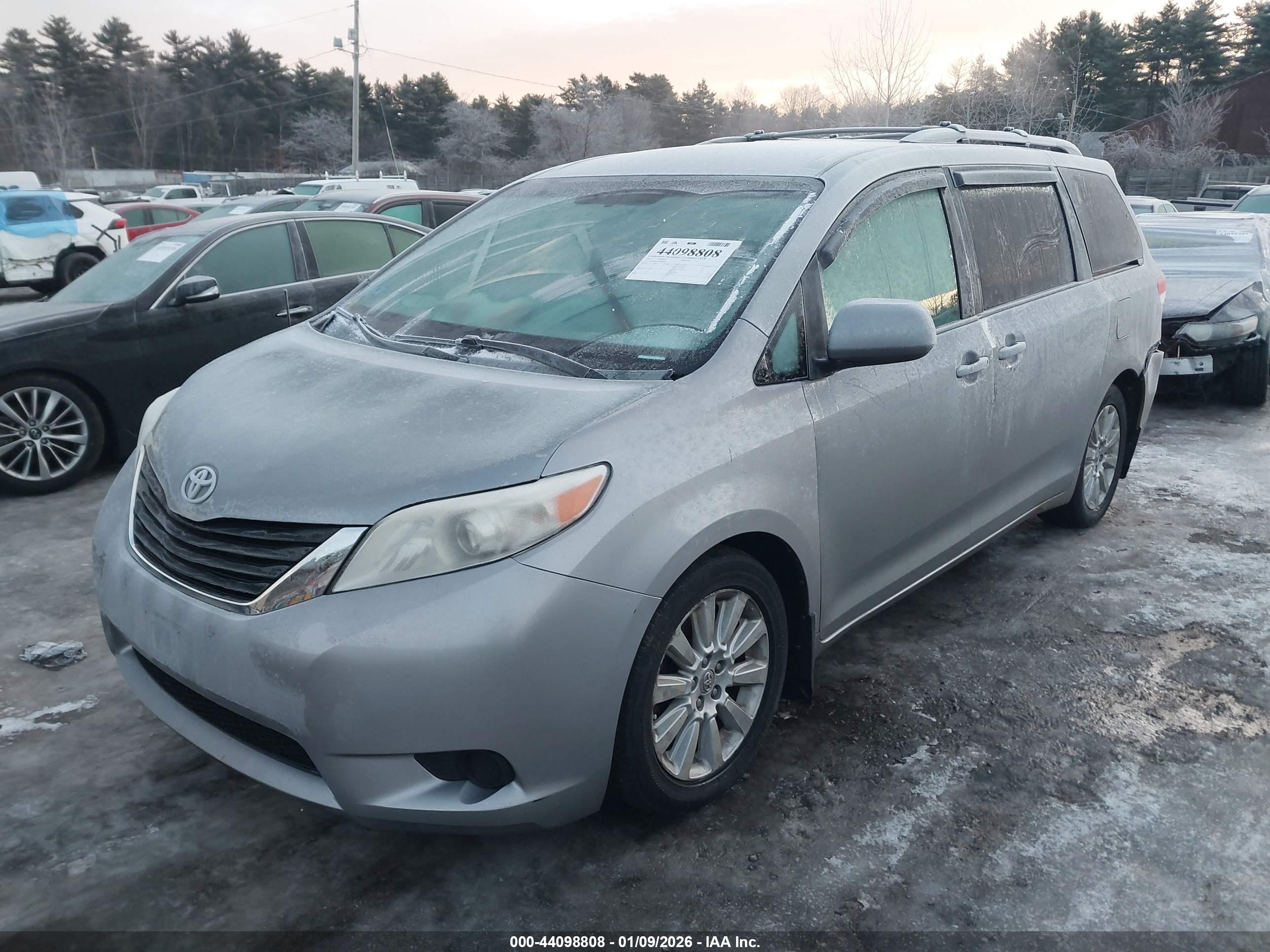 TOYOTA SIENNA image 2