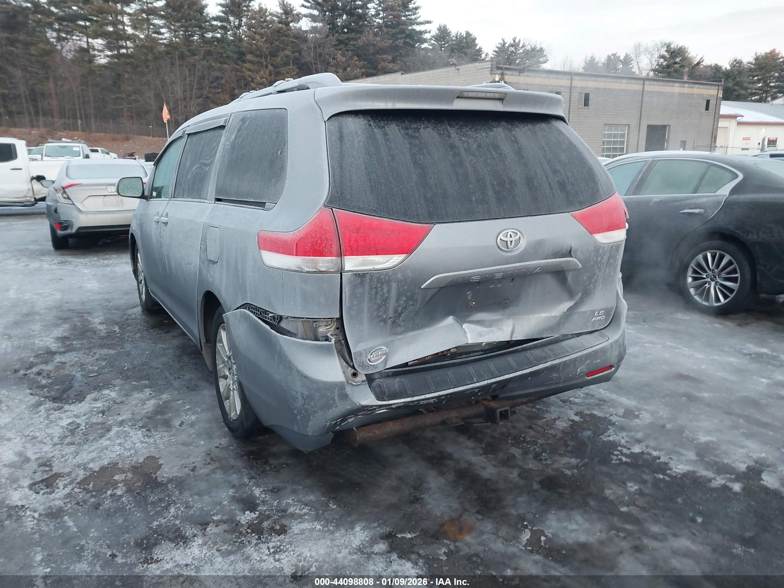 TOYOTA SIENNA image 6