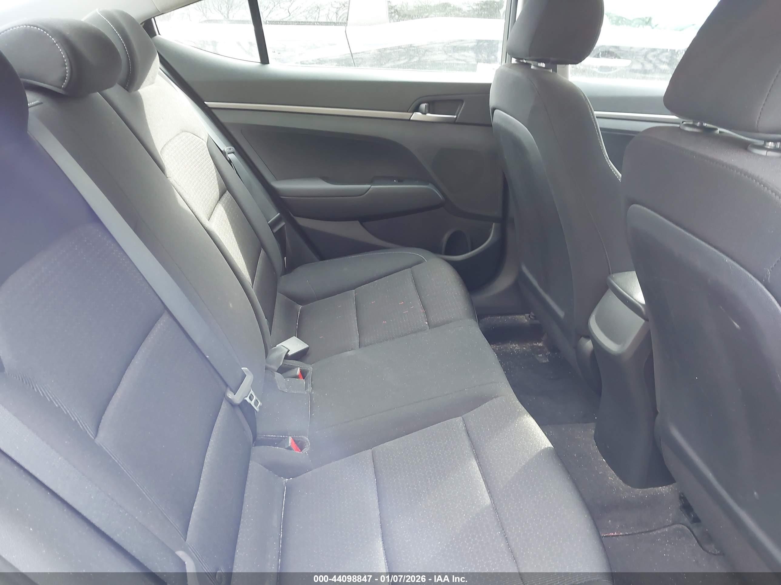 HYUNDAI ELANTRA image 8