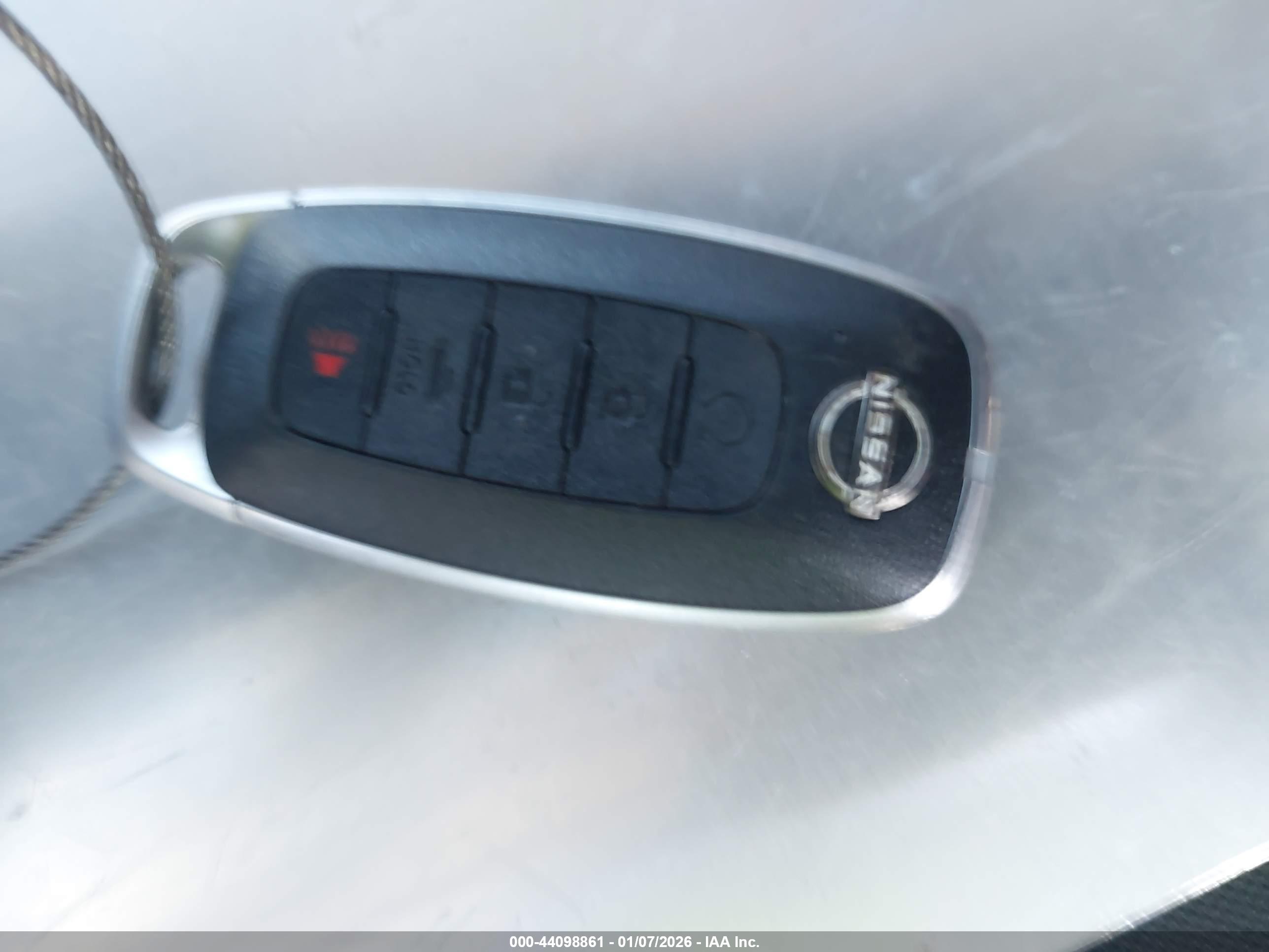 NISSAN VERSA image 11