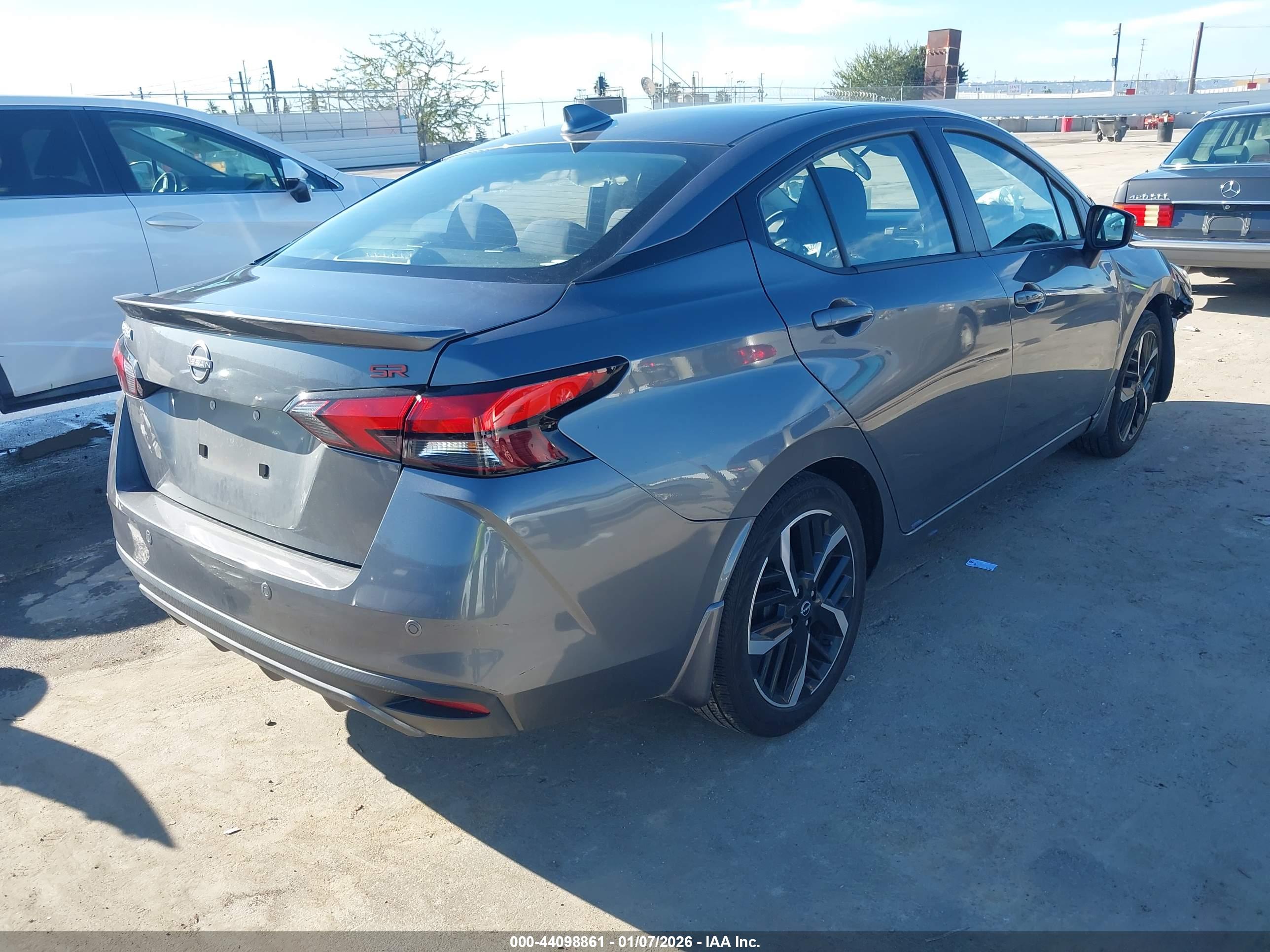 NISSAN VERSA image 4