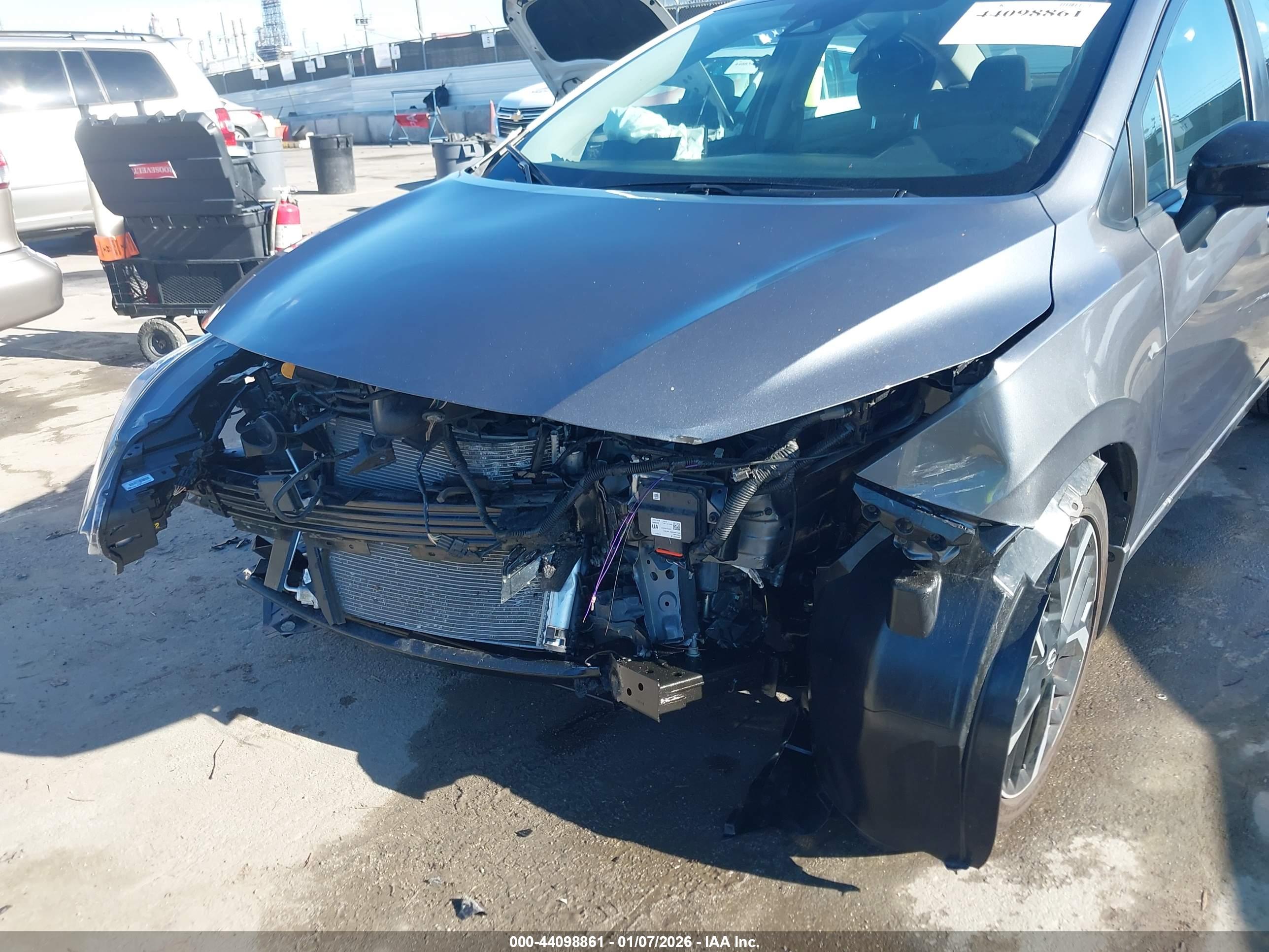NISSAN VERSA image 6