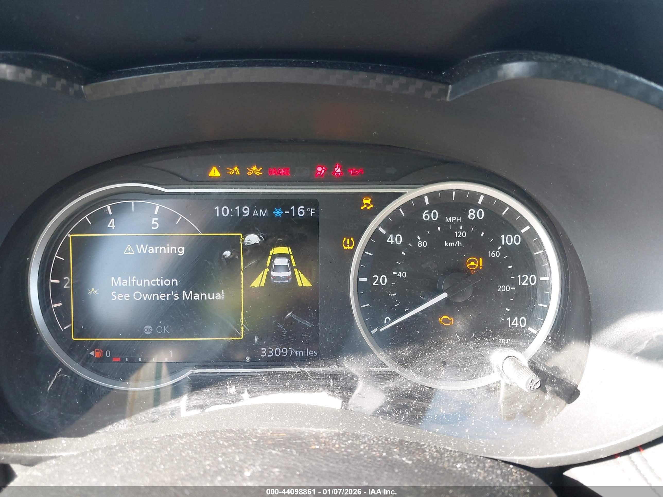 NISSAN VERSA image 7