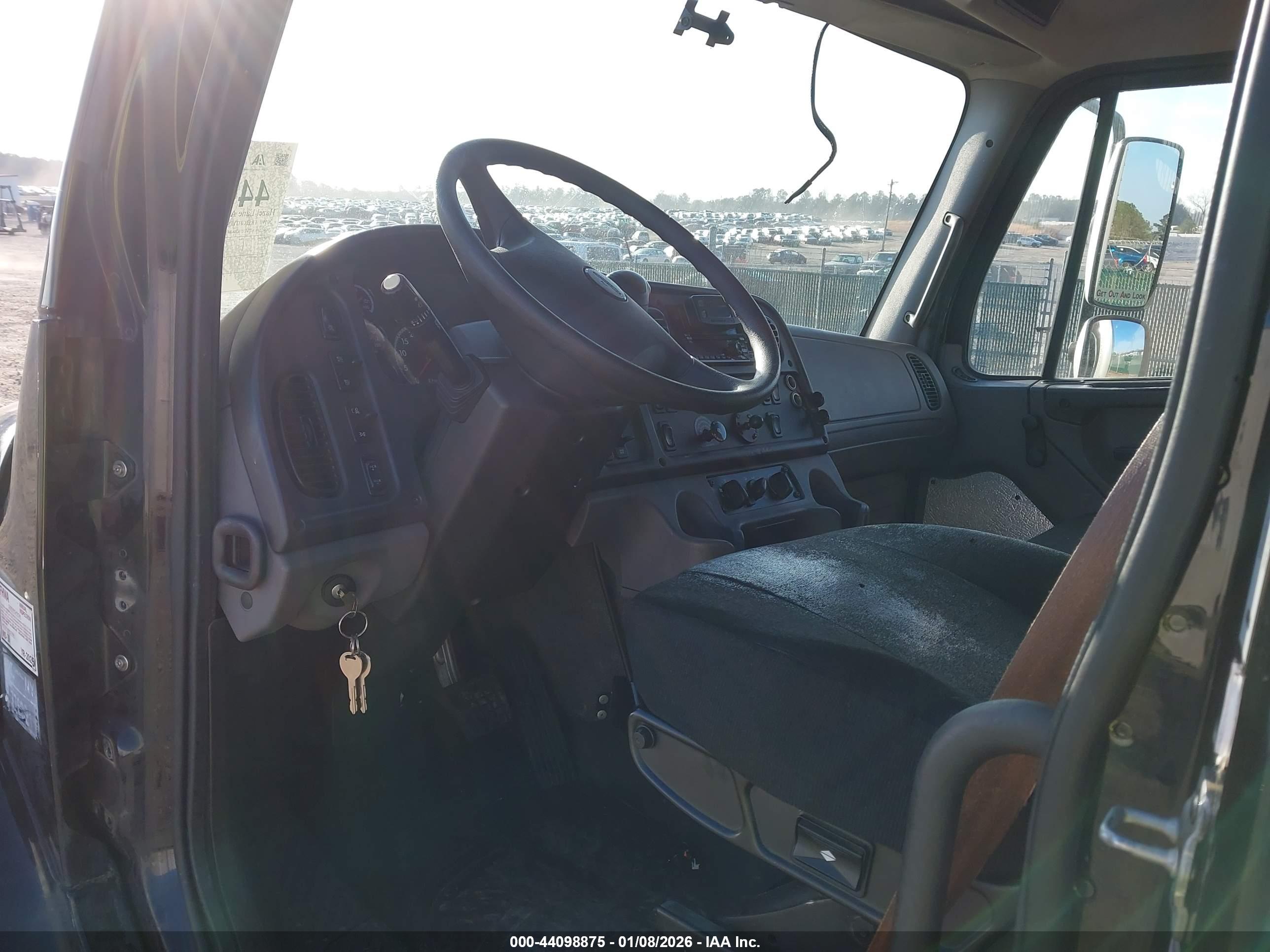 FREIGHTLINER M2 image 8