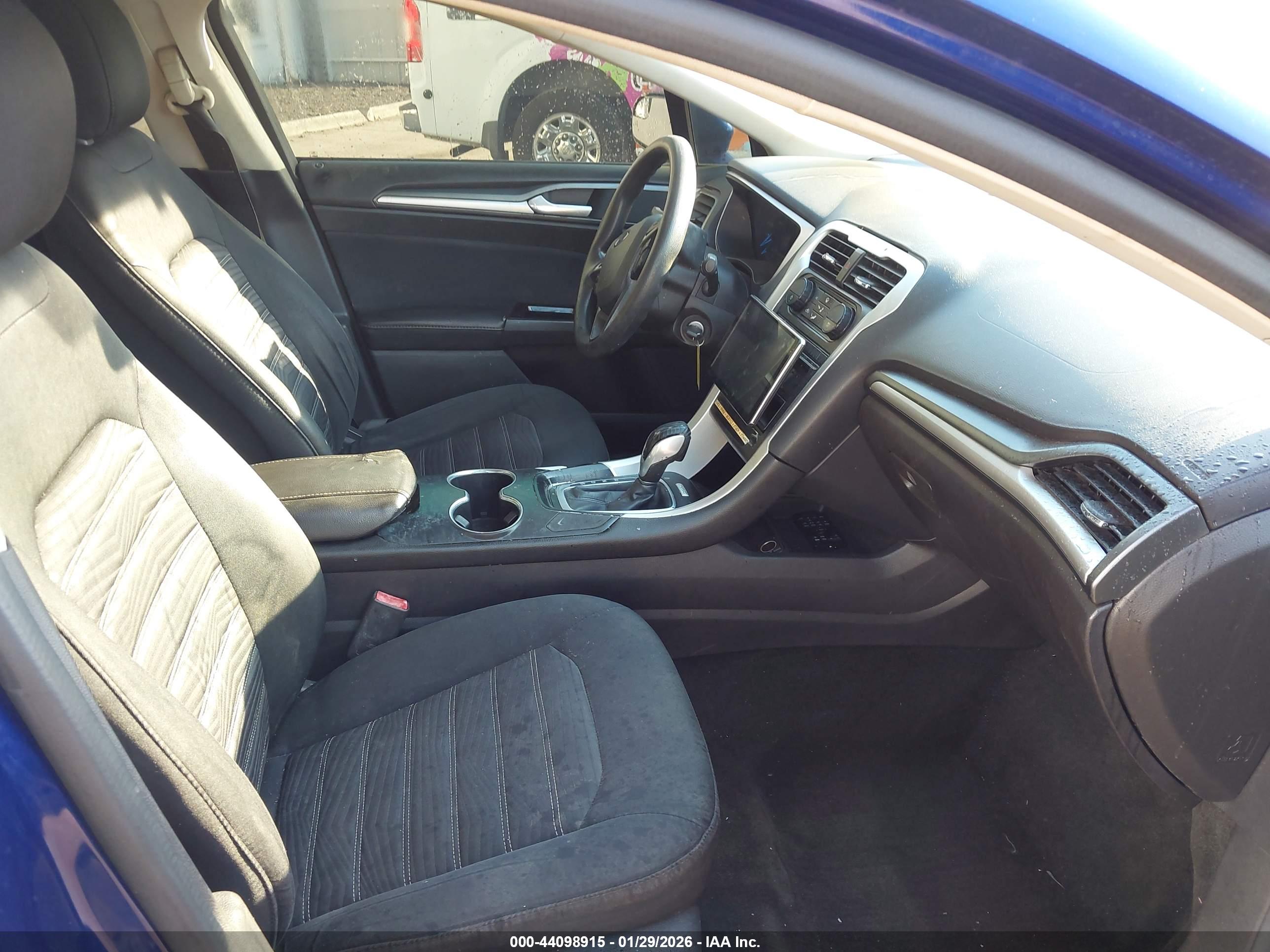 FORD FUSION image 5
