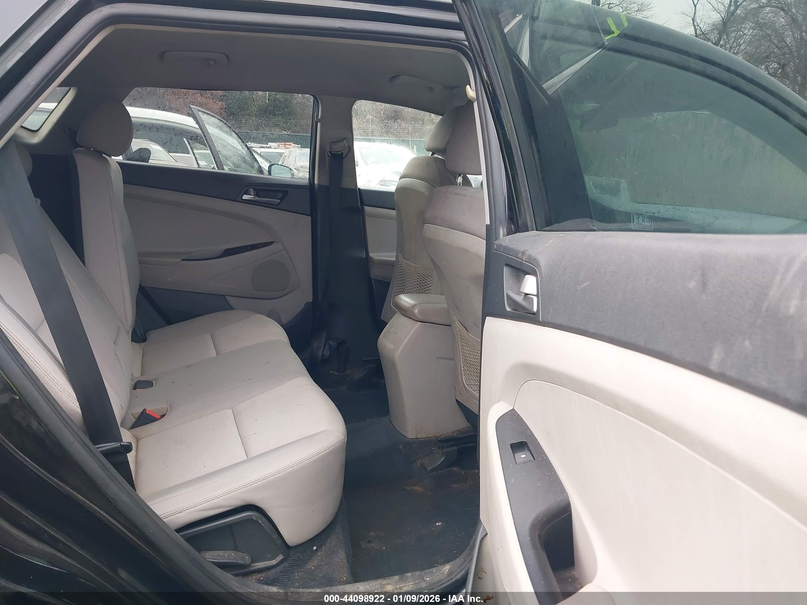 HYUNDAI TUCSON image 8