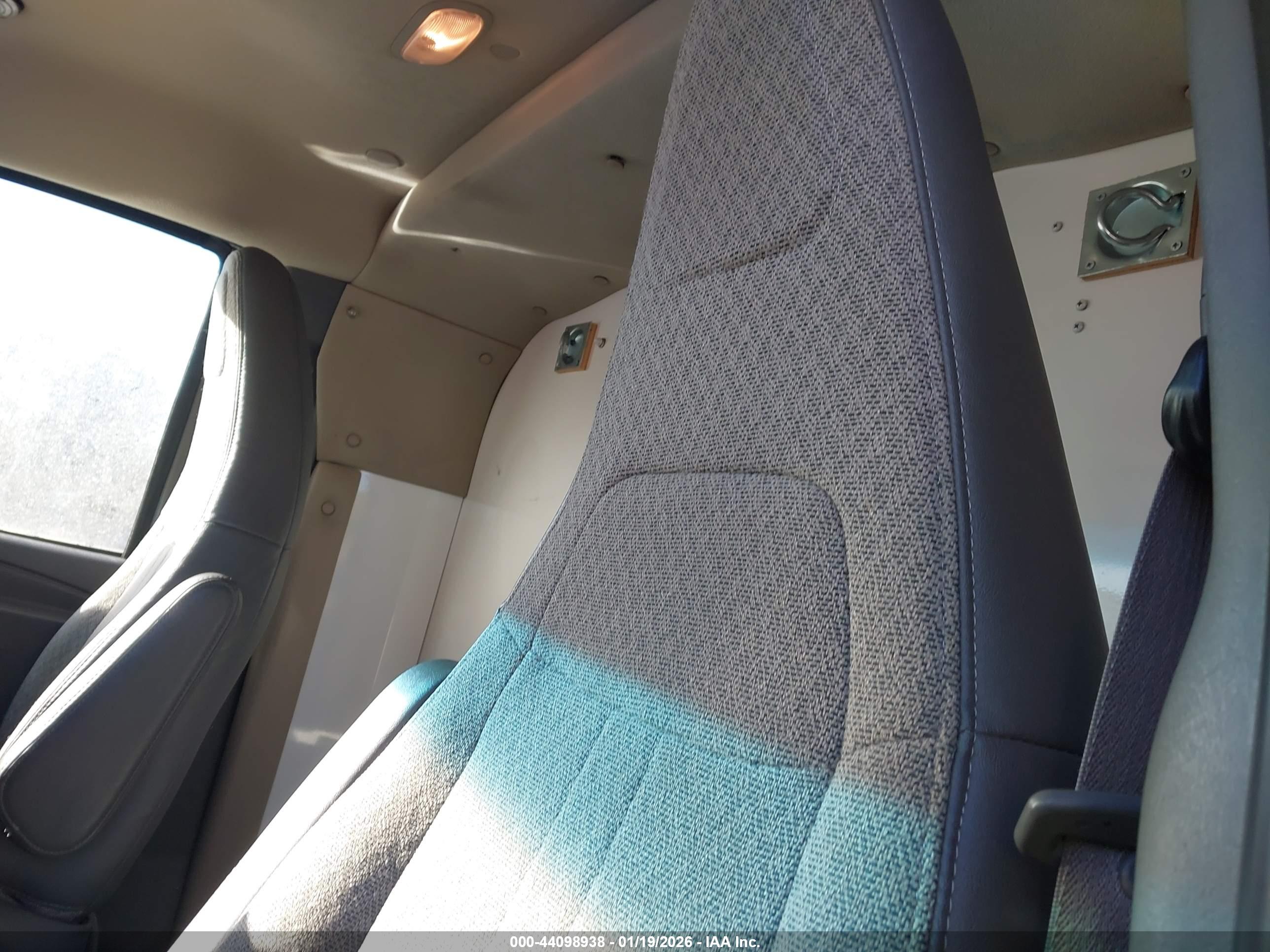 CHEVROLET EXPRESS image 7