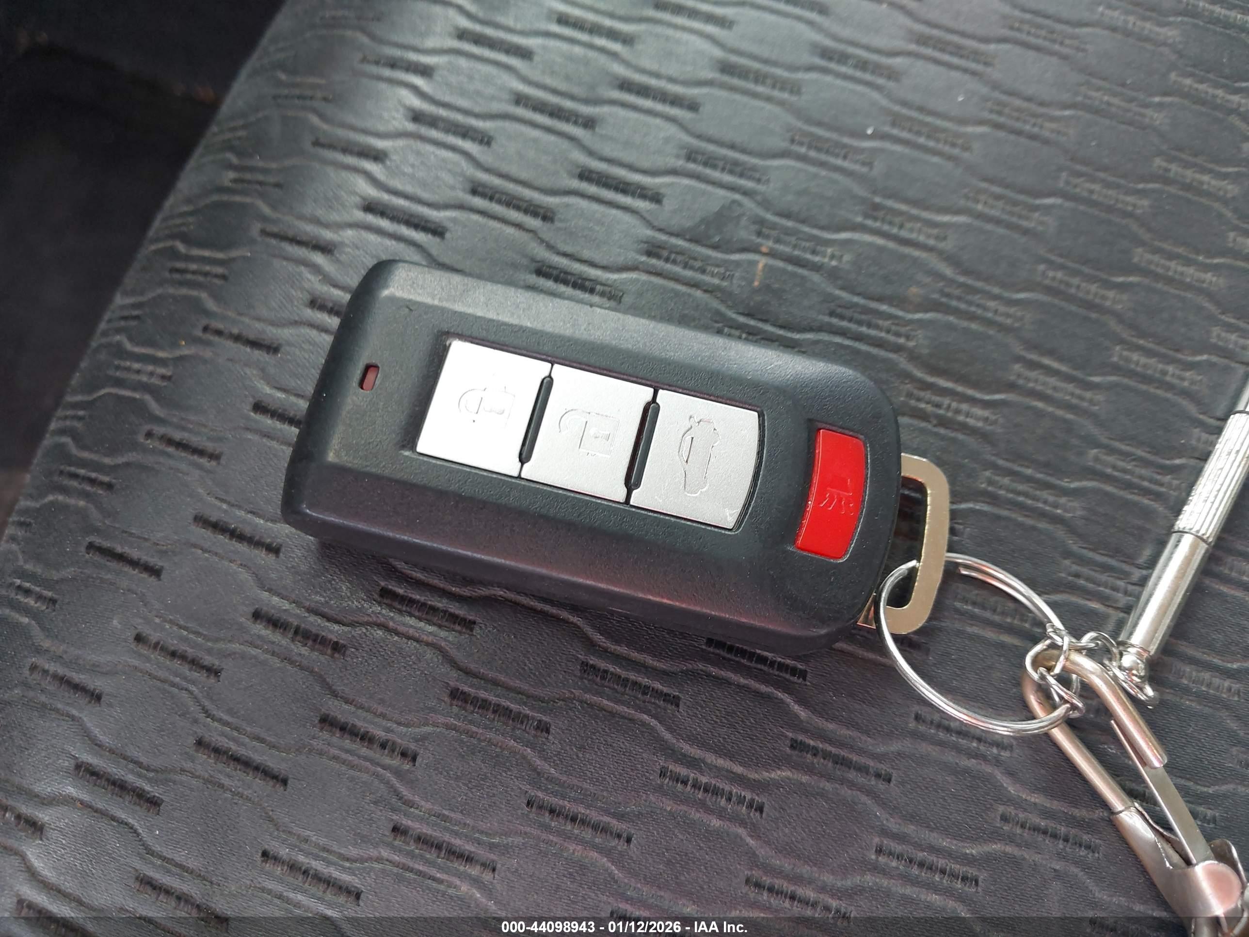MITSUBISHI OUTLANDER image 11