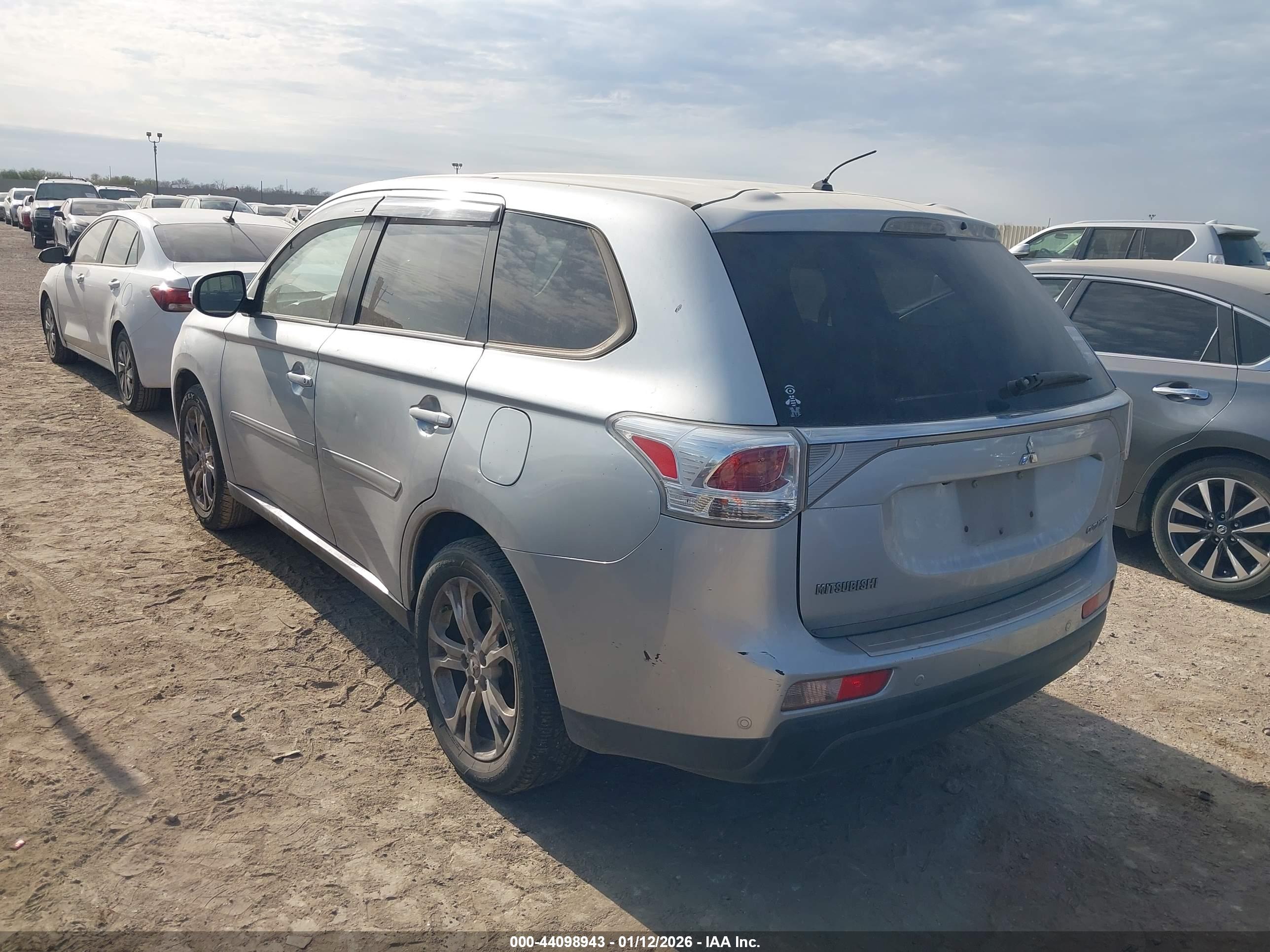 MITSUBISHI OUTLANDER image 3