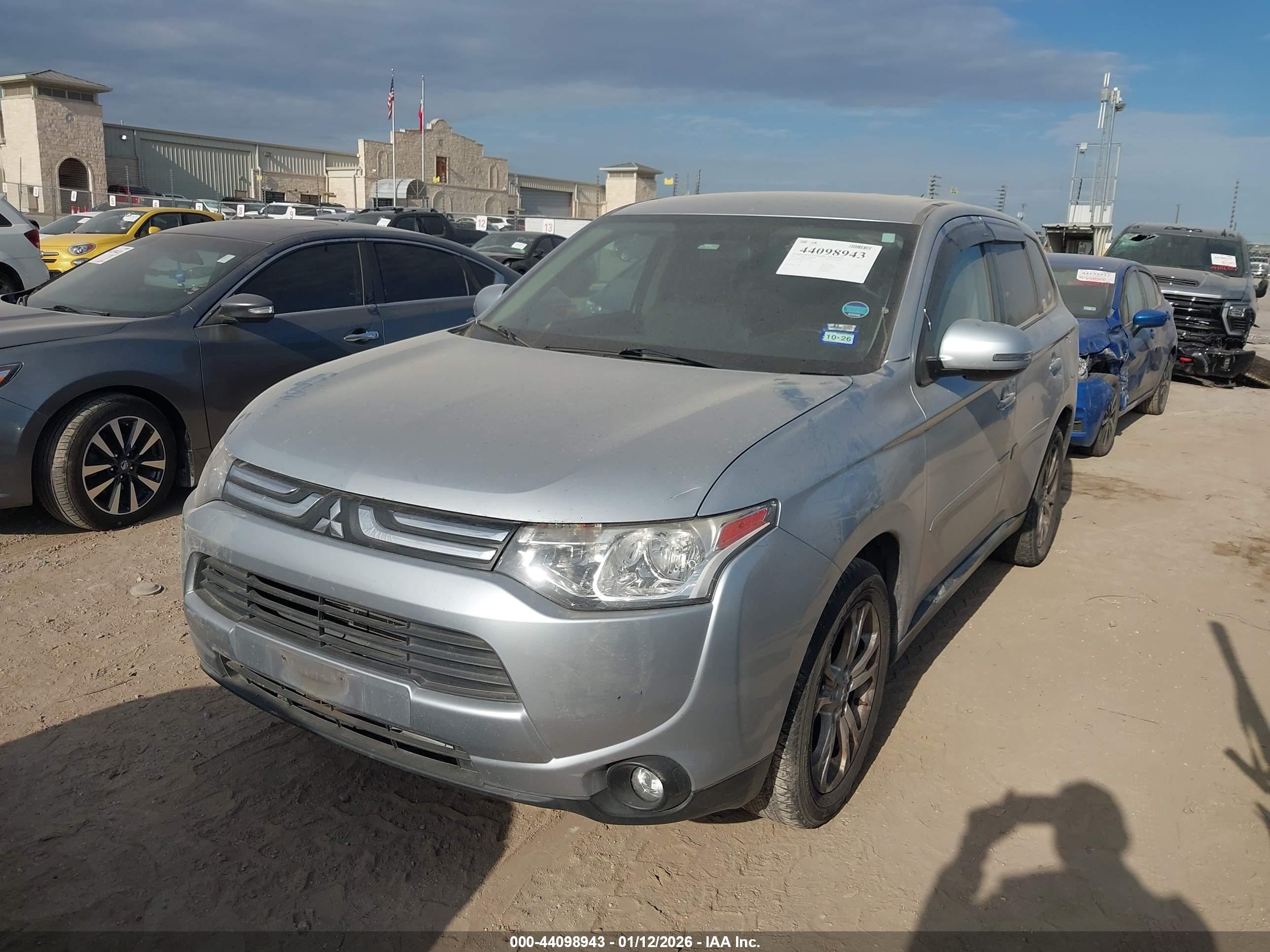 MITSUBISHI OUTLANDER image 6