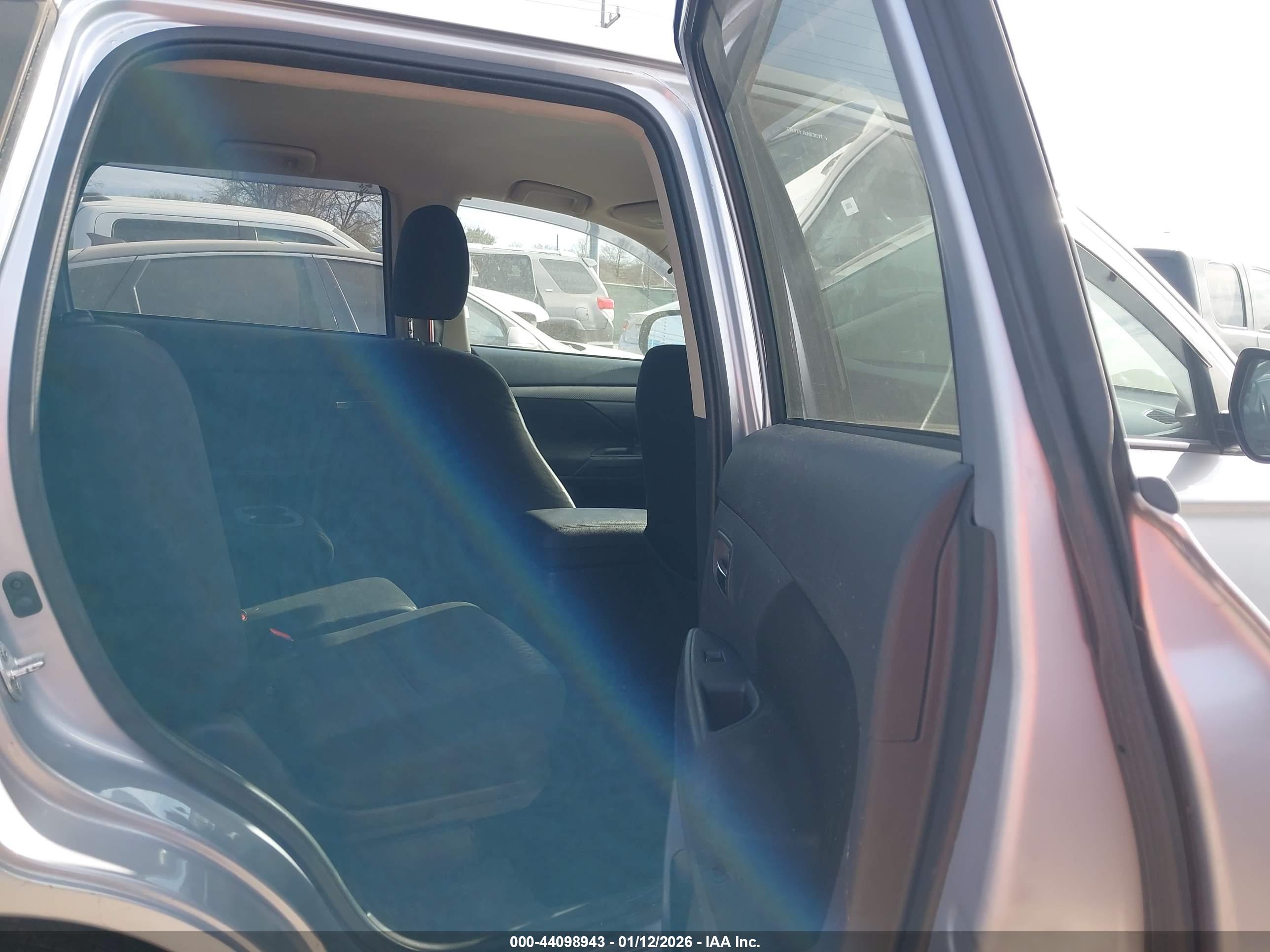 MITSUBISHI OUTLANDER image 8