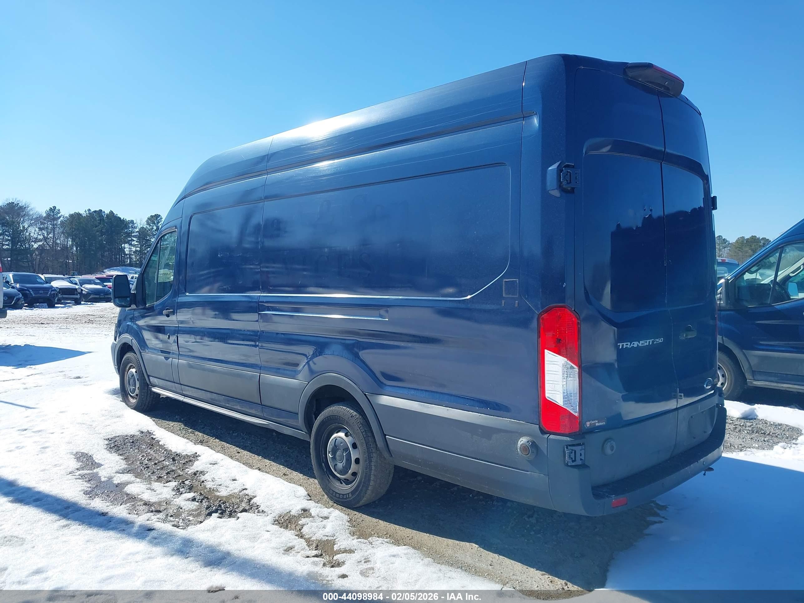 FORD TRANSIT-250 image 3