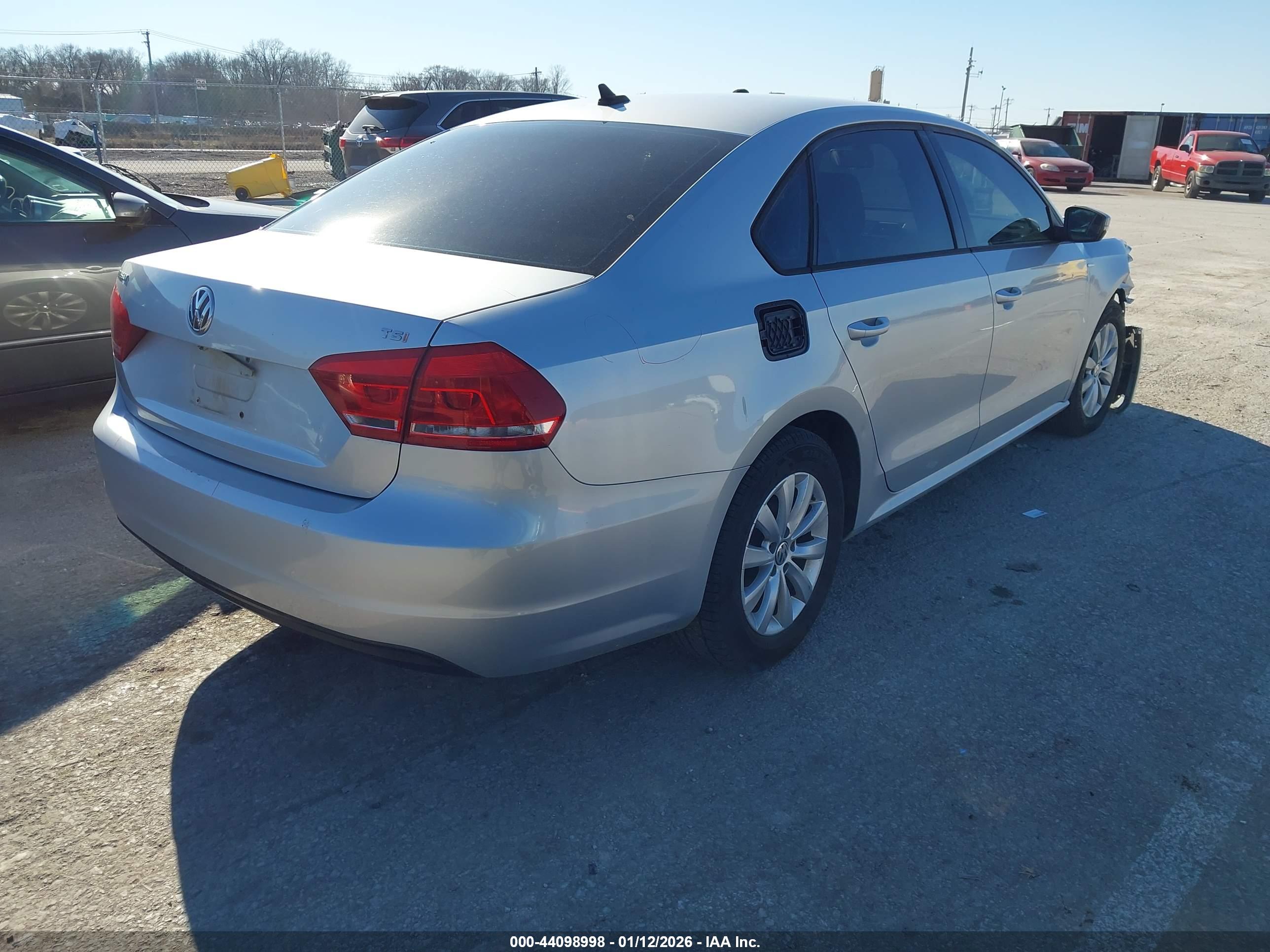 VOLKSWAGEN PASSAT image 4
