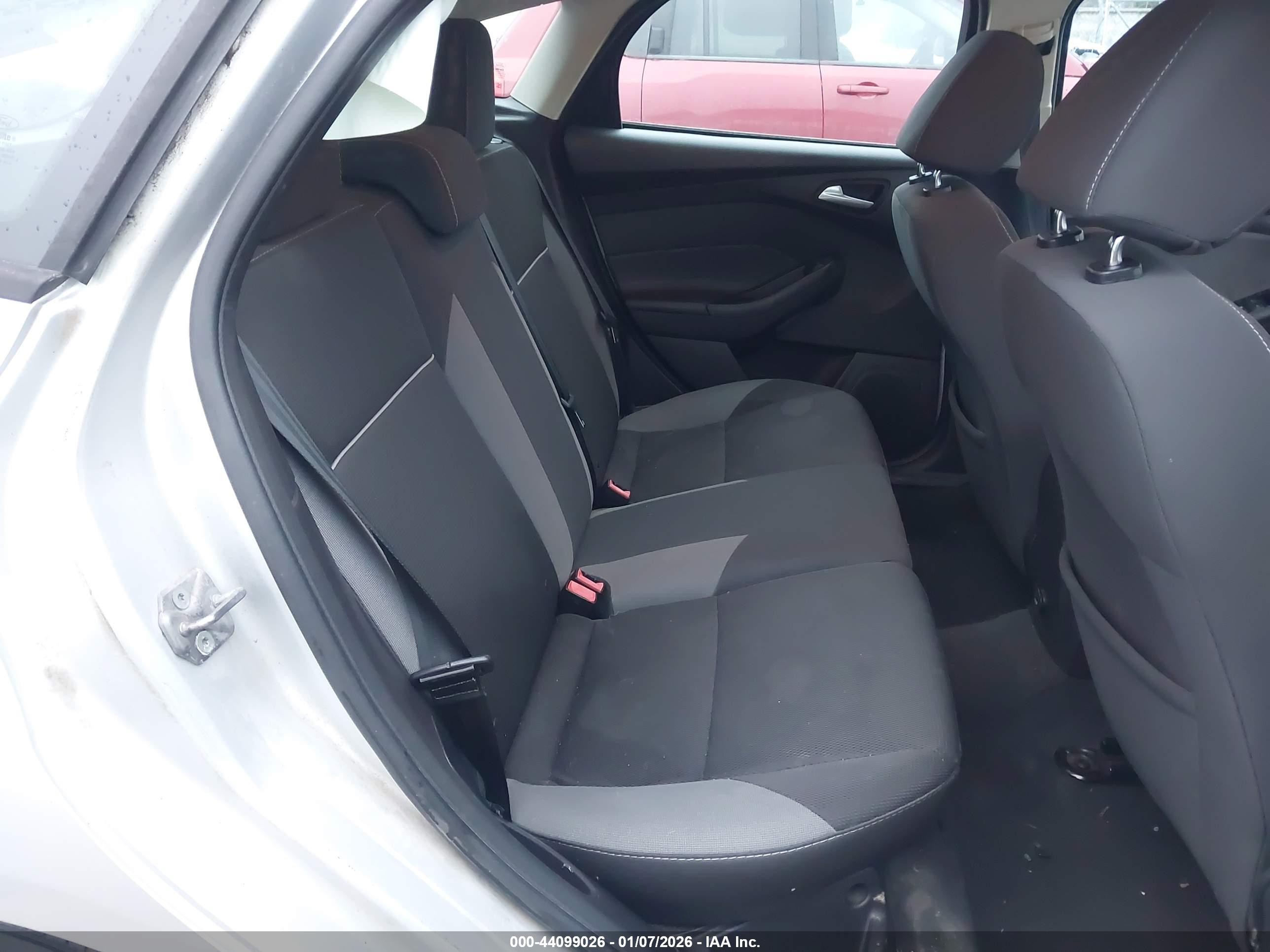 FORD FOCUS image 8