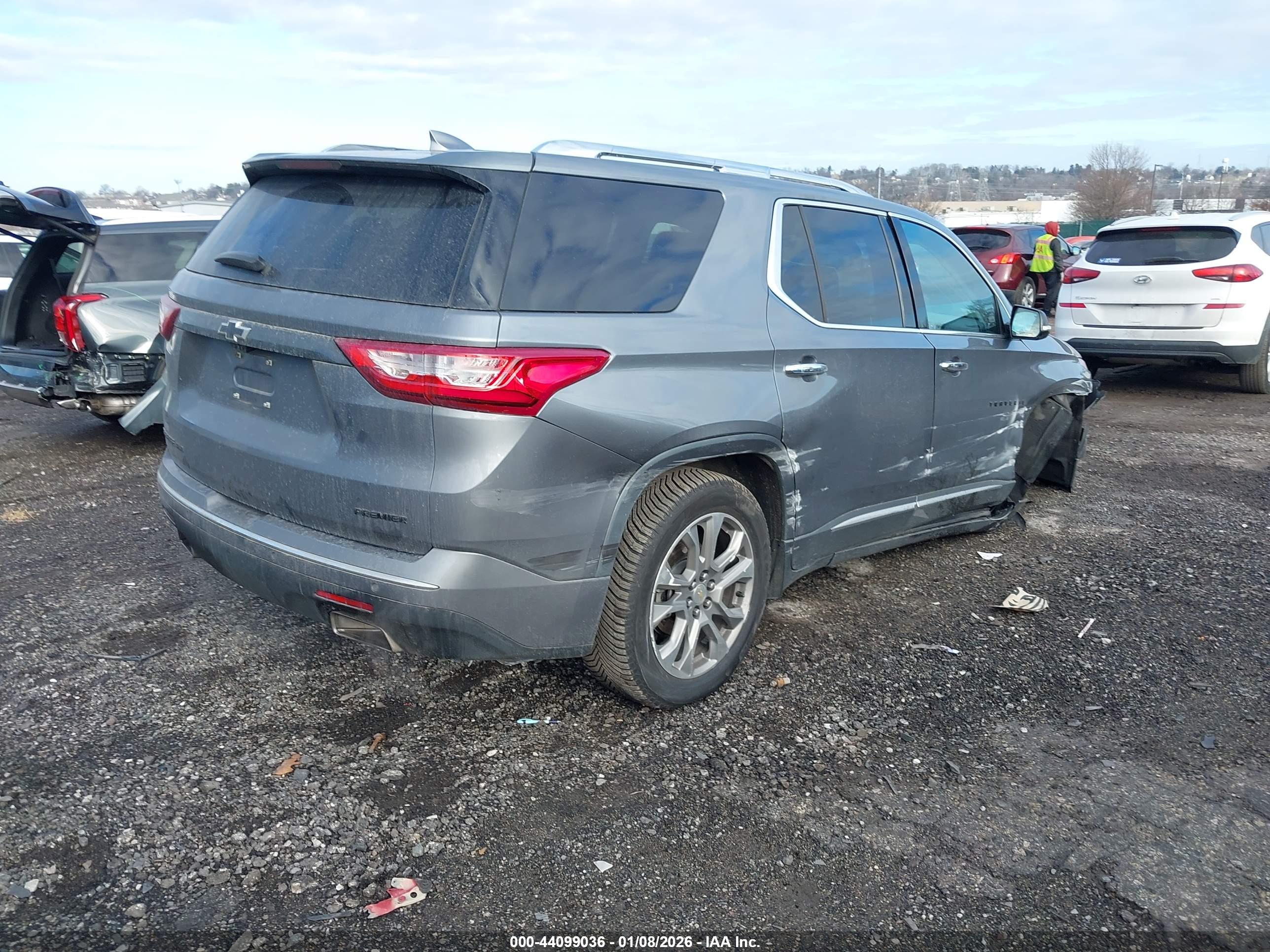 CHEVROLET TRAVERSE image 4