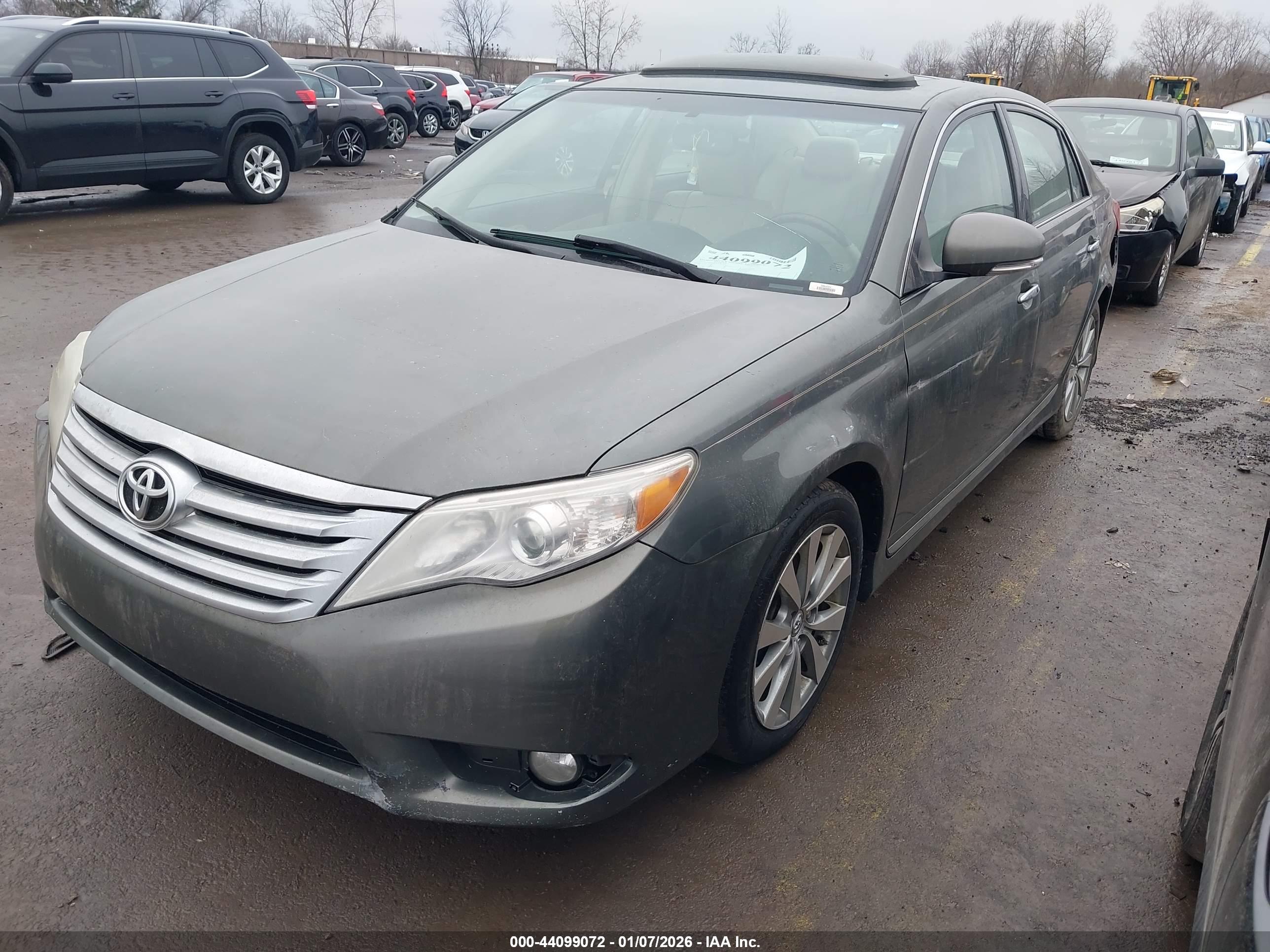 TOYOTA AVALON image 2