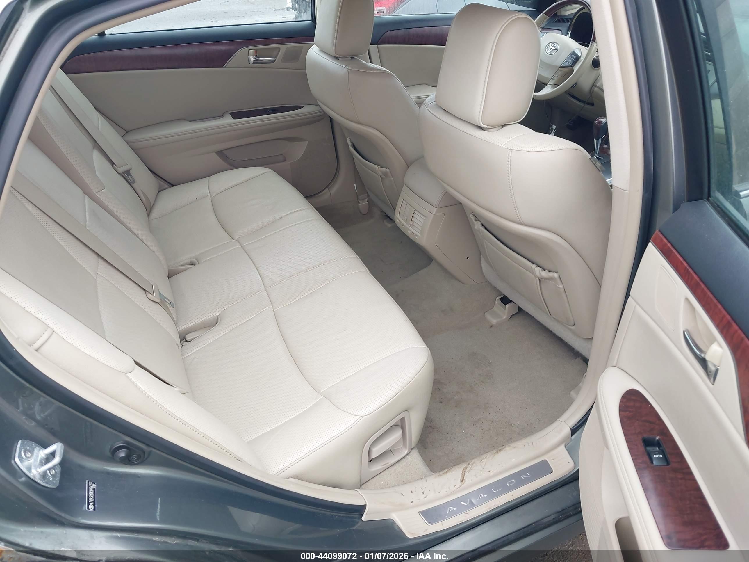TOYOTA AVALON image 8
