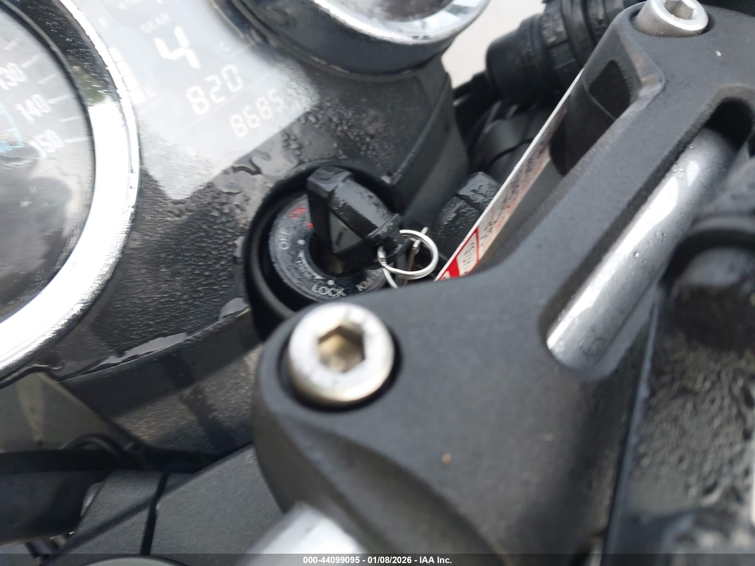 KAWASAKI ZR900 image 11
