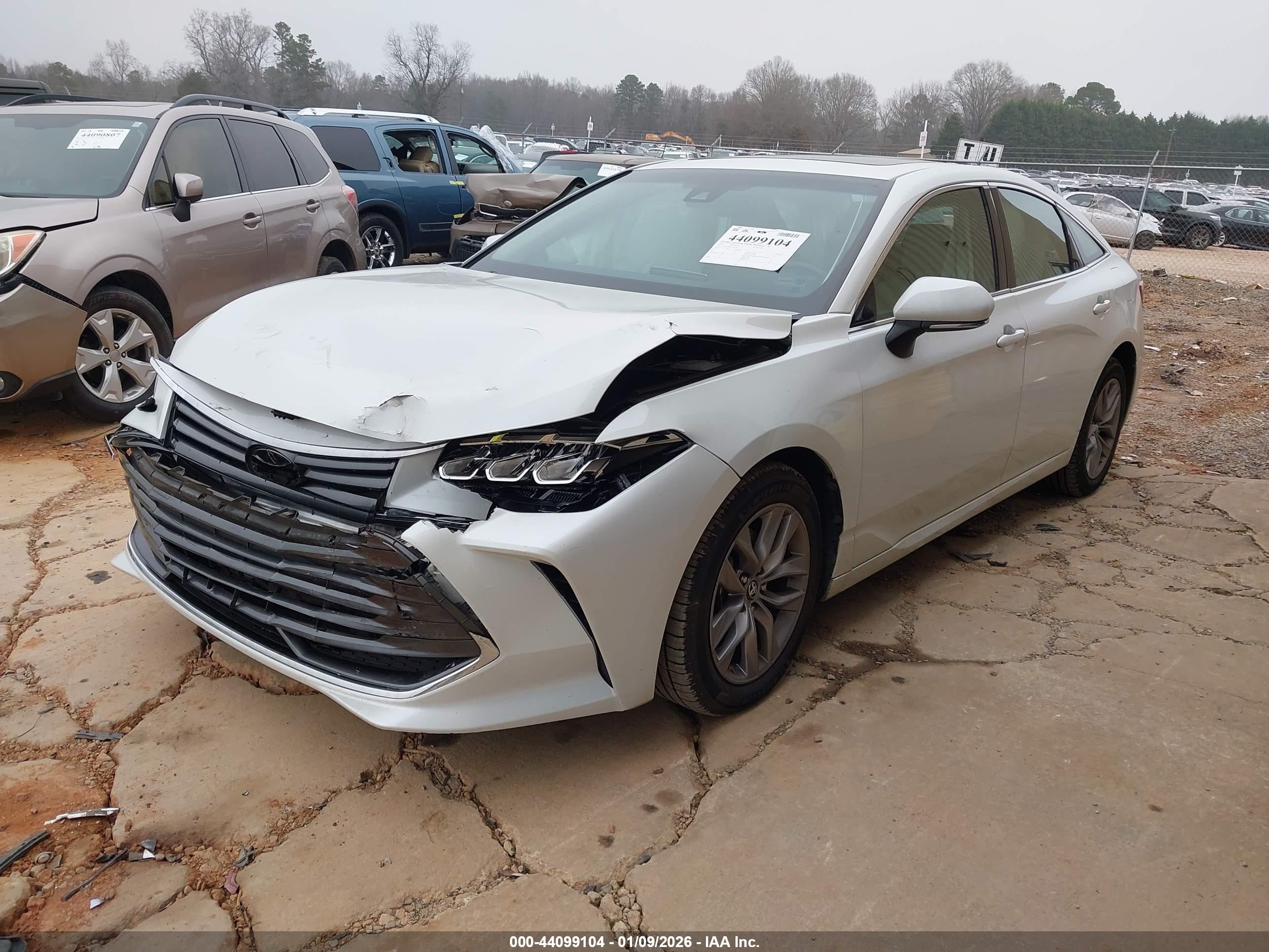 TOYOTA AVALON image 2