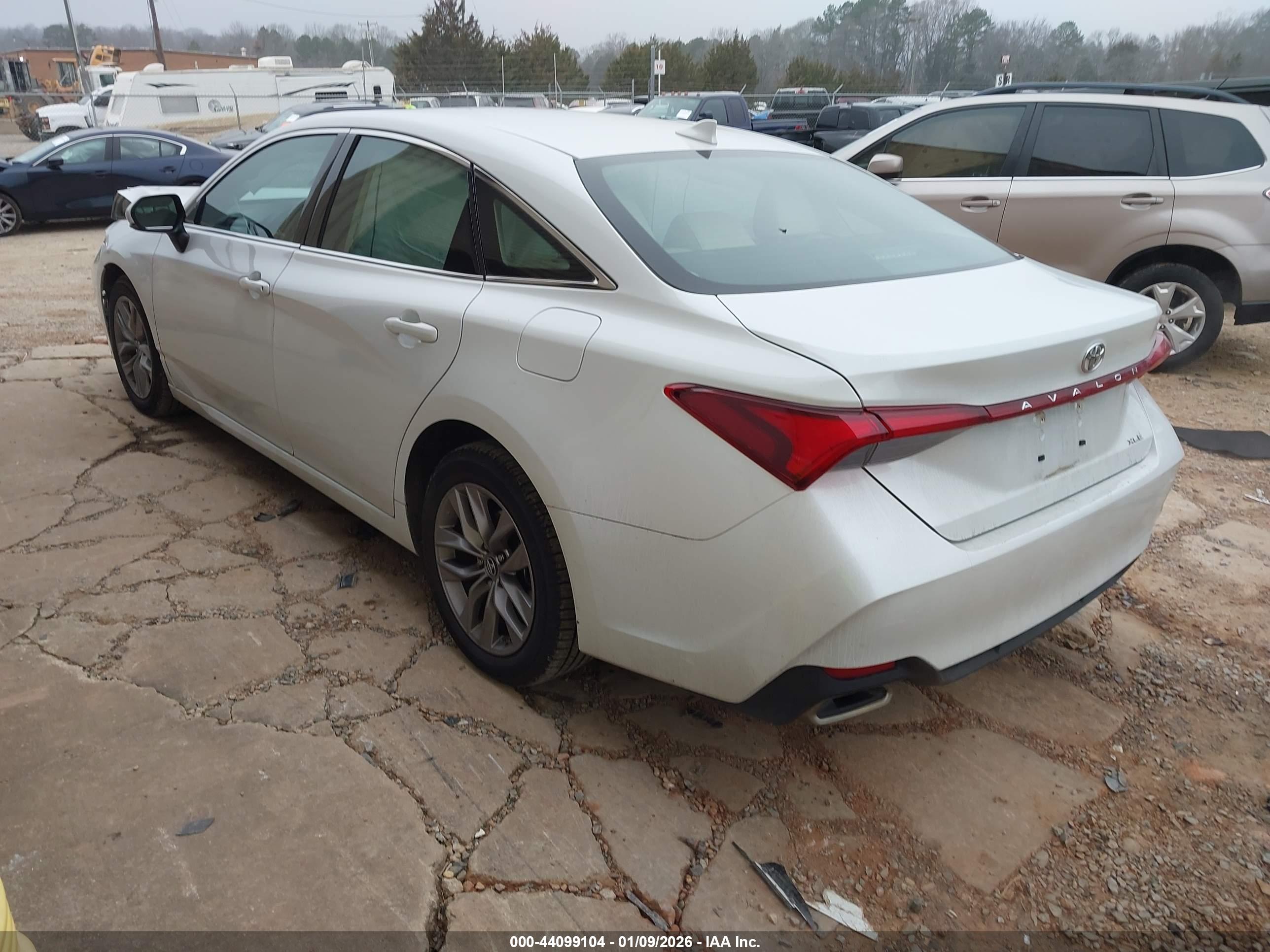 TOYOTA AVALON image 3