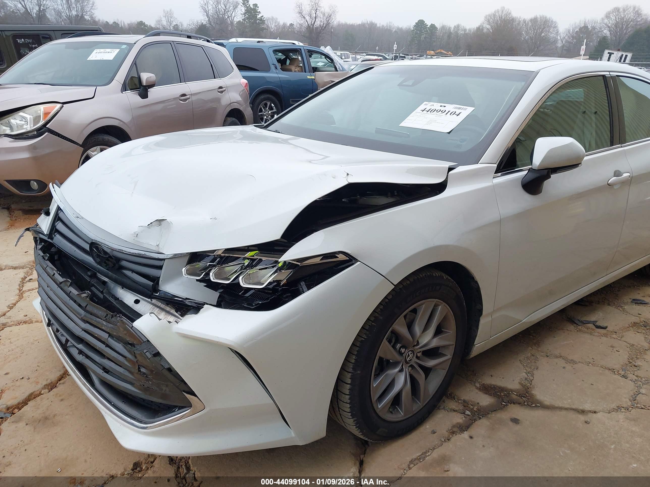 TOYOTA AVALON image 6