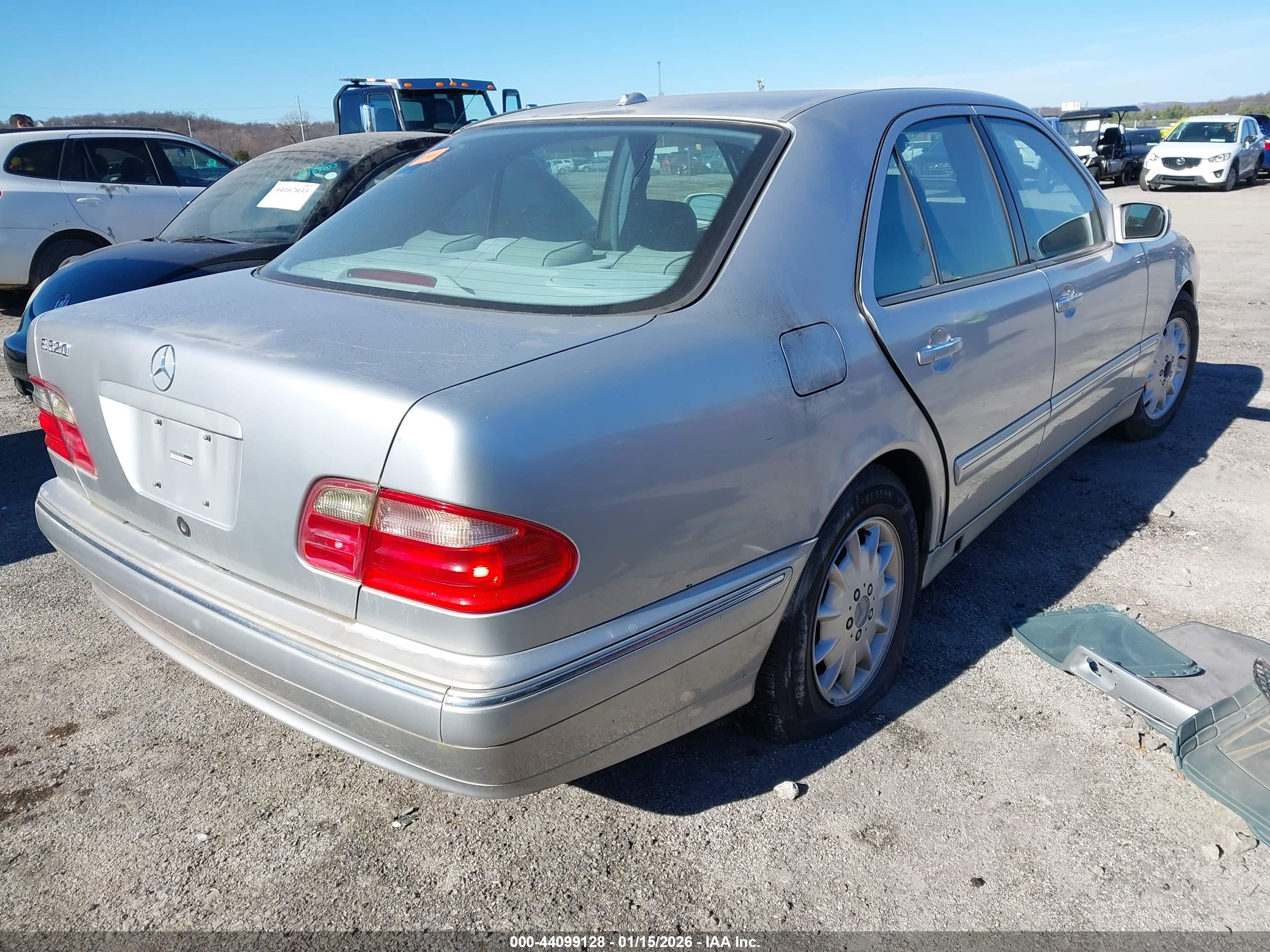 MERCEDES-BENZ E image 4