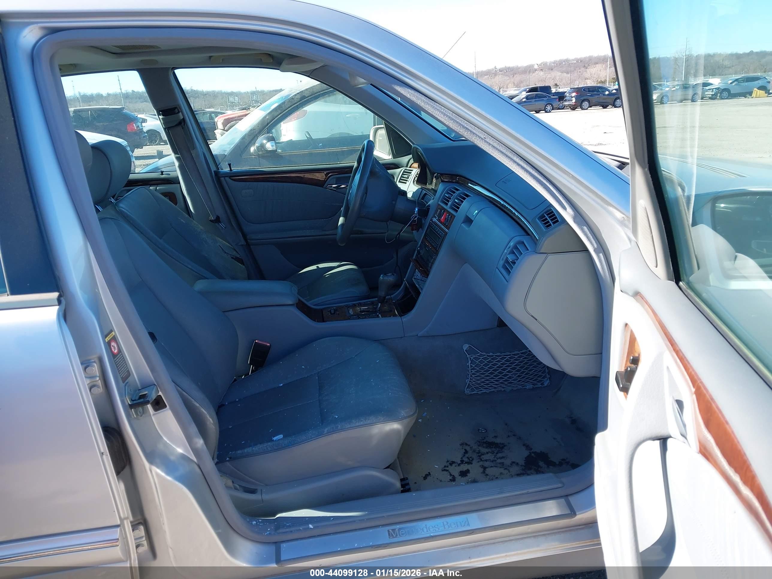 MERCEDES-BENZ E image 5