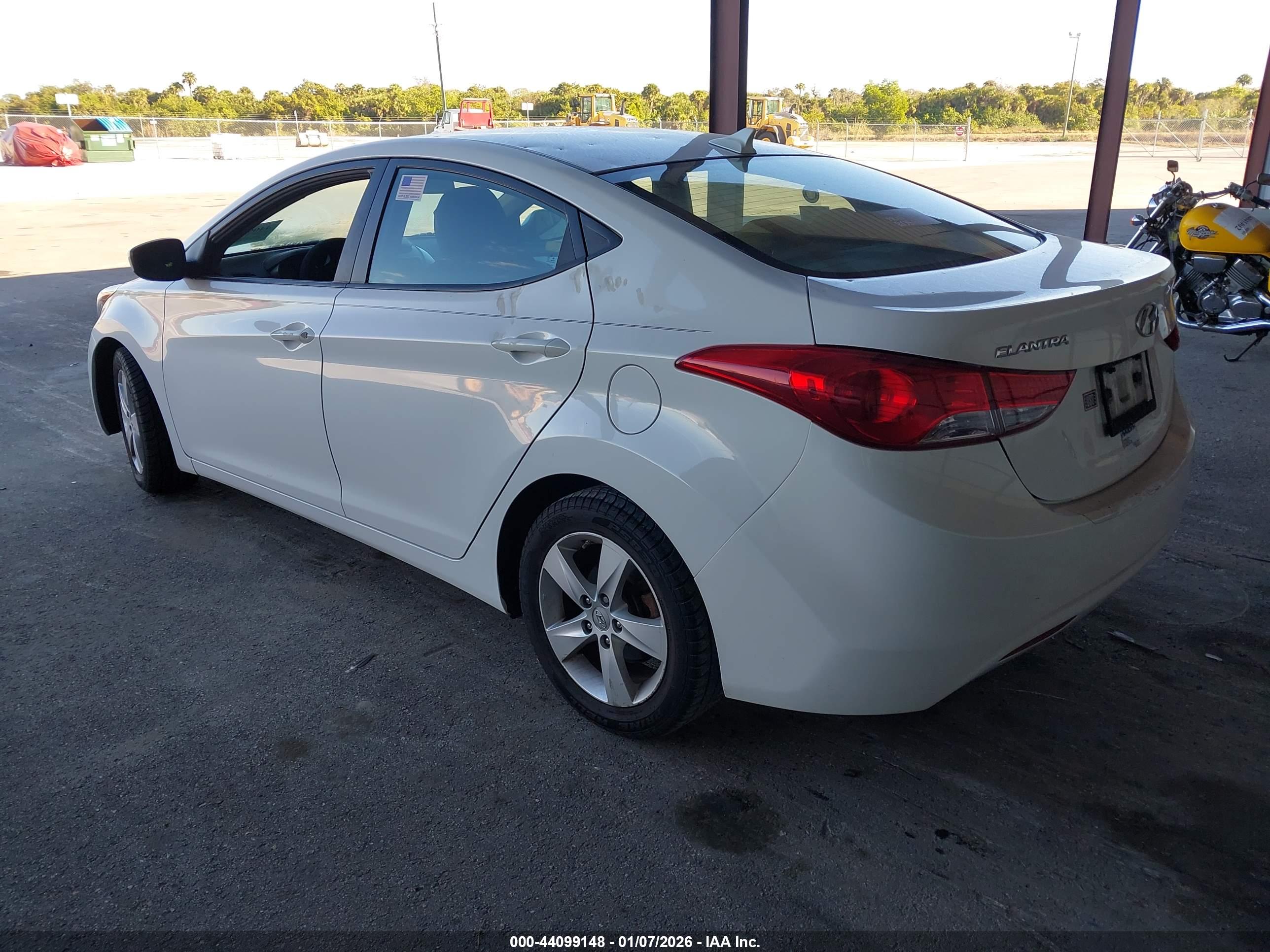 HYUNDAI ELANTRA image 3