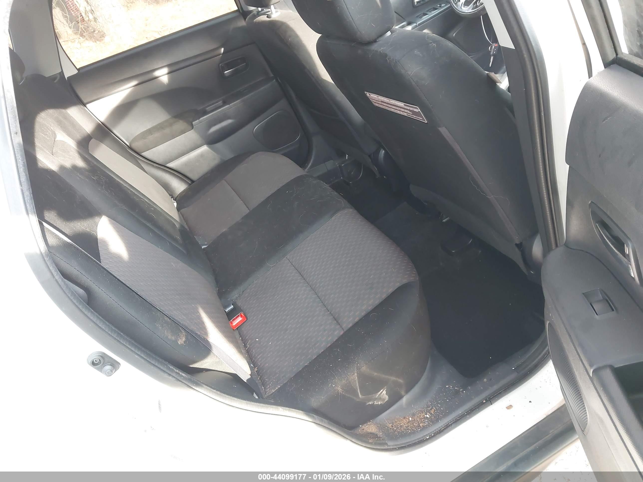 MITSUBISHI OUTLANDER image 8