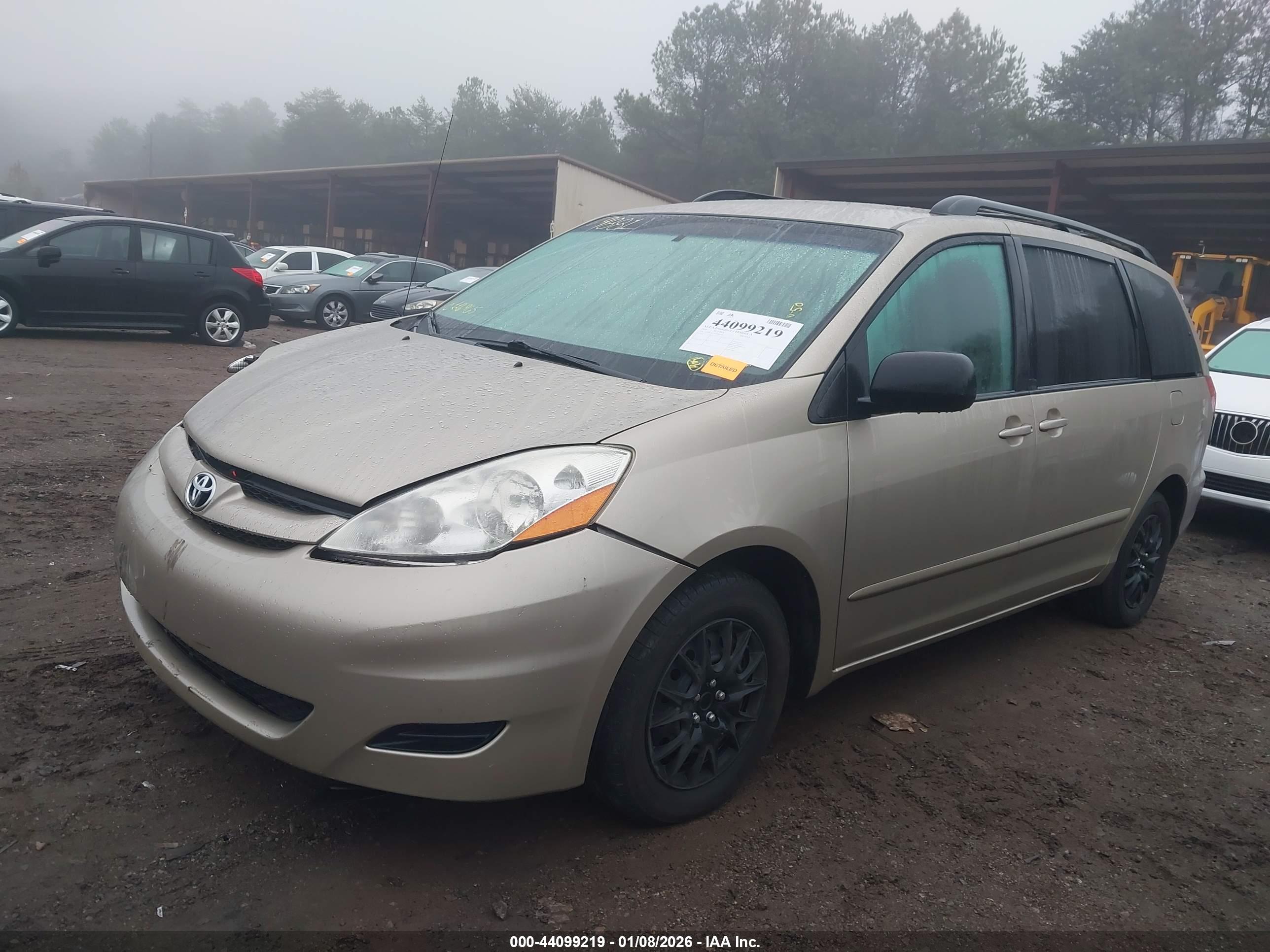 TOYOTA SIENNA image 2