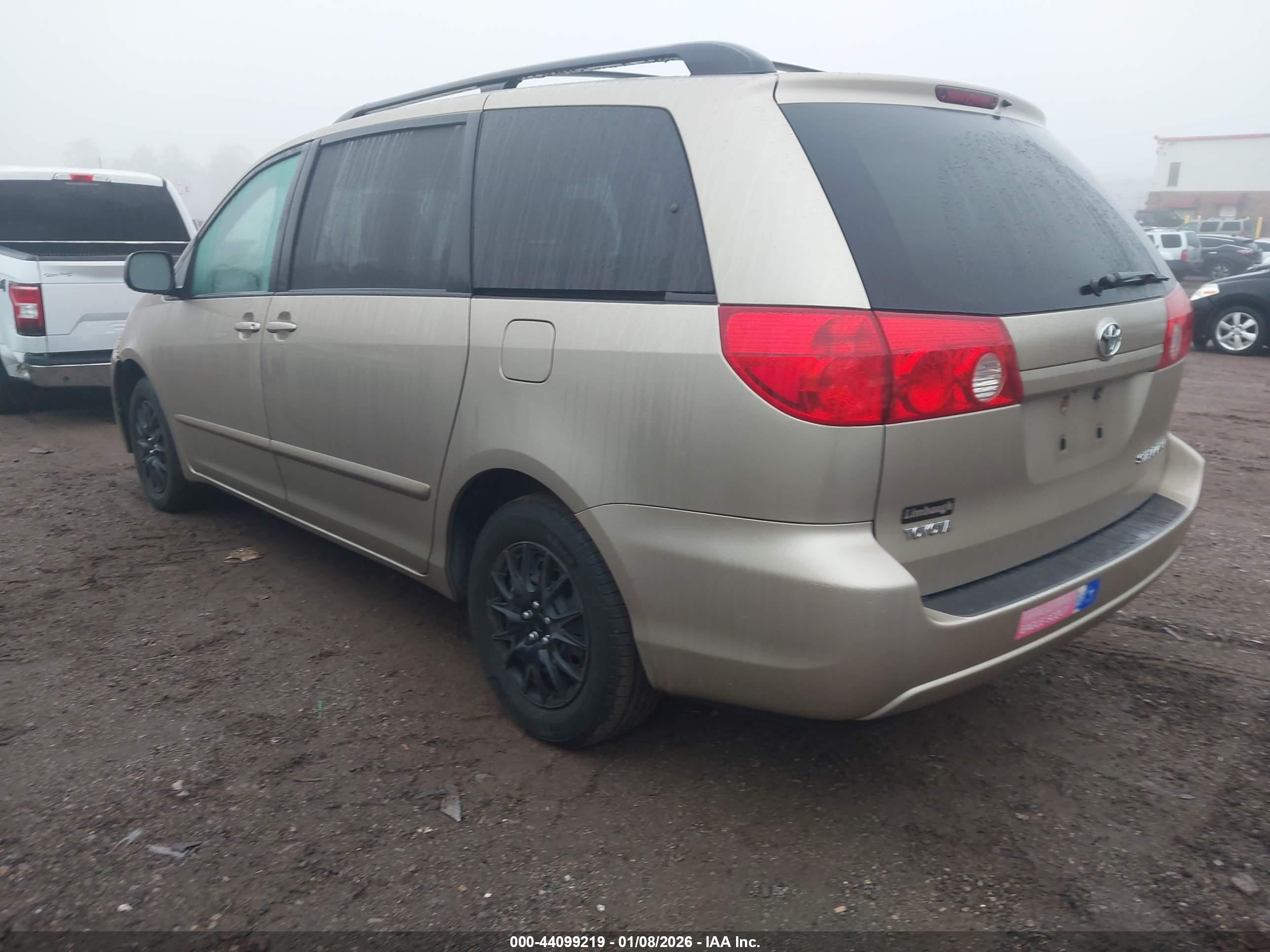 TOYOTA SIENNA image 3