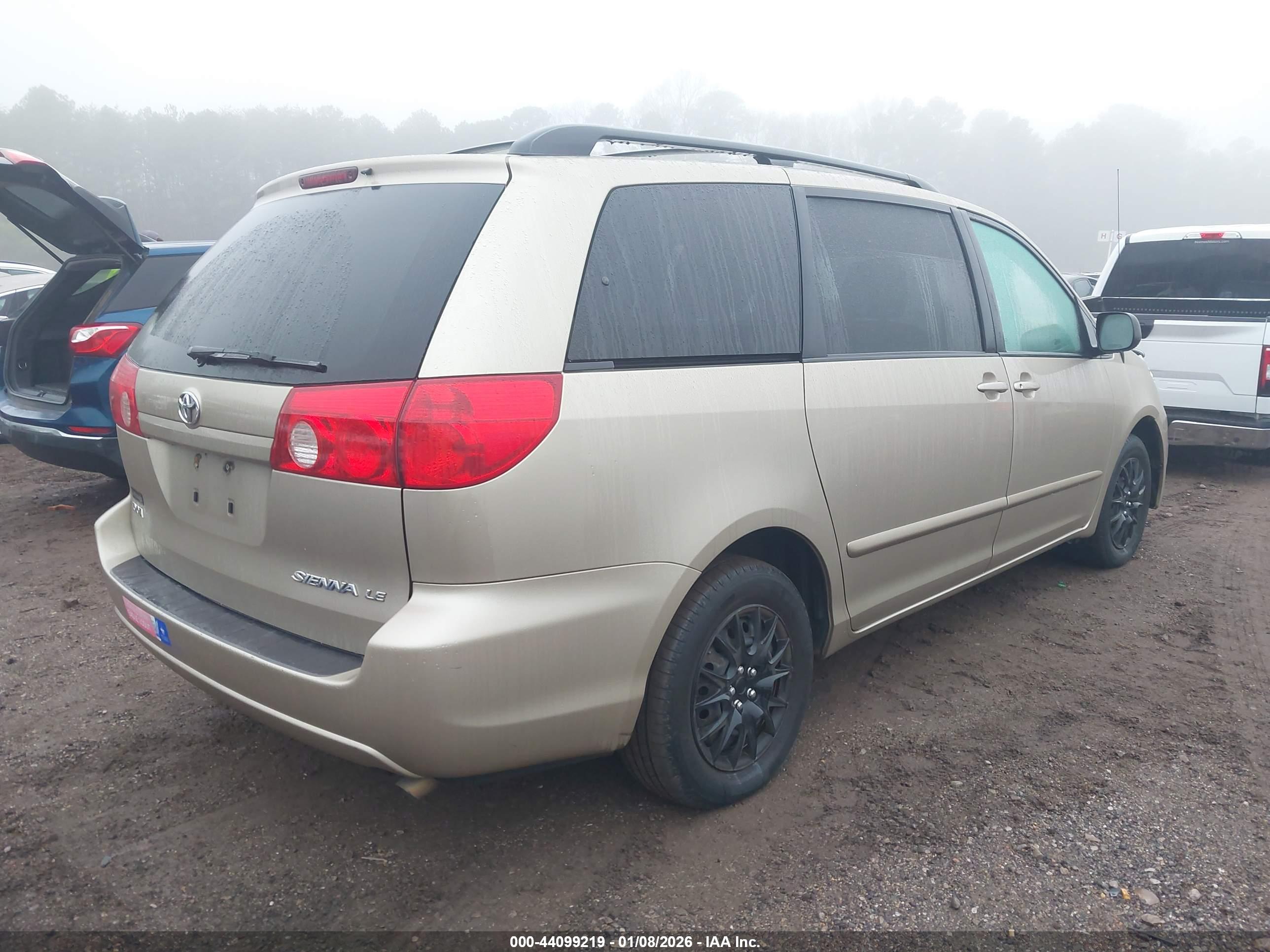 TOYOTA SIENNA image 4